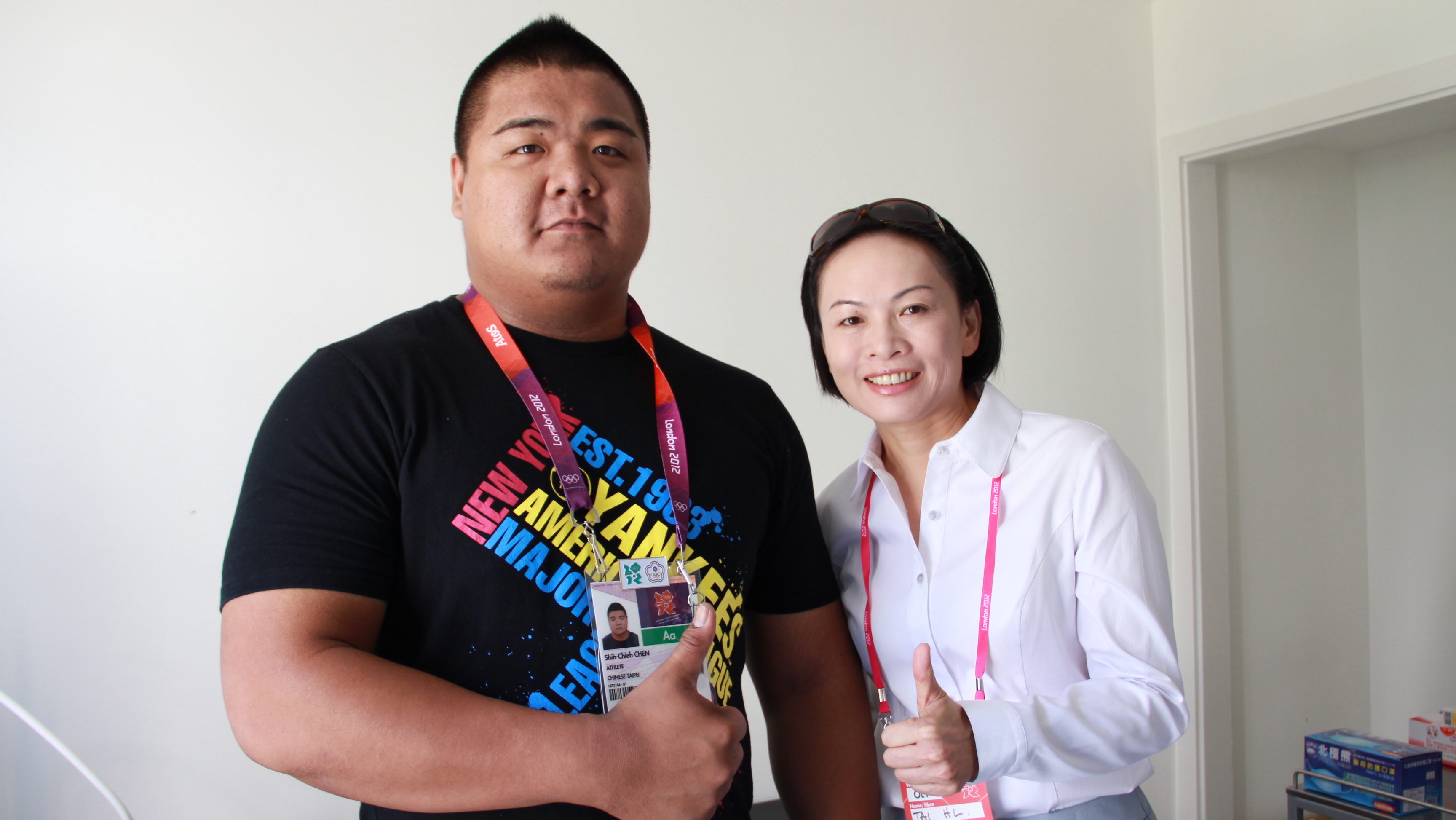 (圖)與舉重代表隊陳士杰選手合影