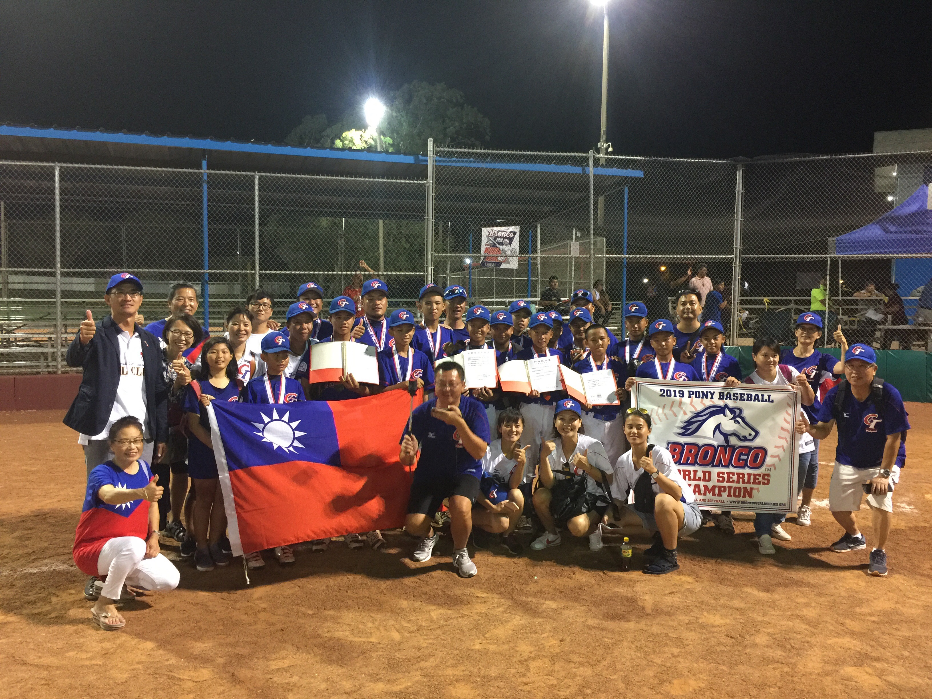 (圖)小馬聯盟少棒代表隊拿下冠軍完成二連霸開心收到總統祝賀電文