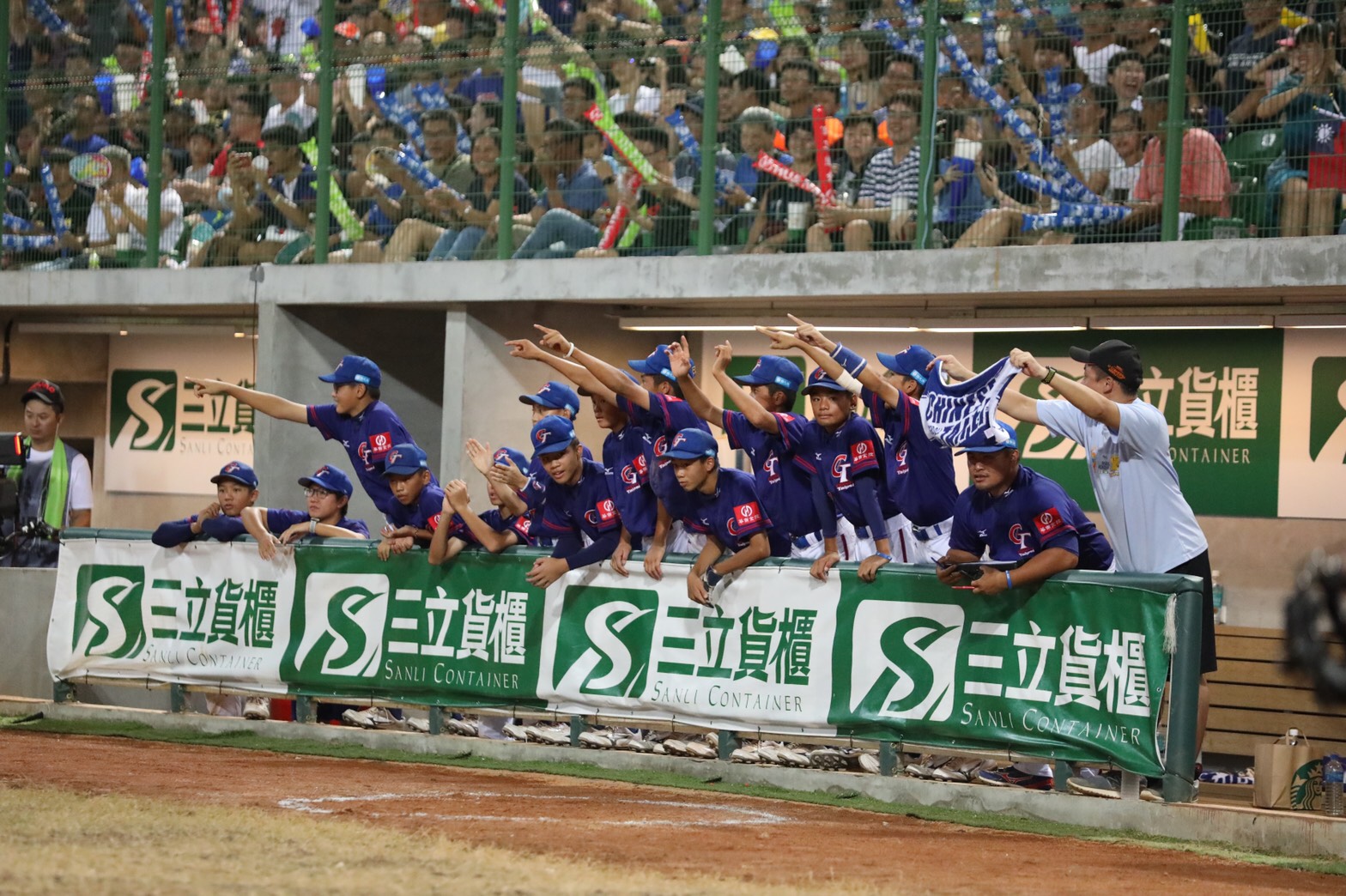 (圖)中華小將為場上隊友加油打氣
