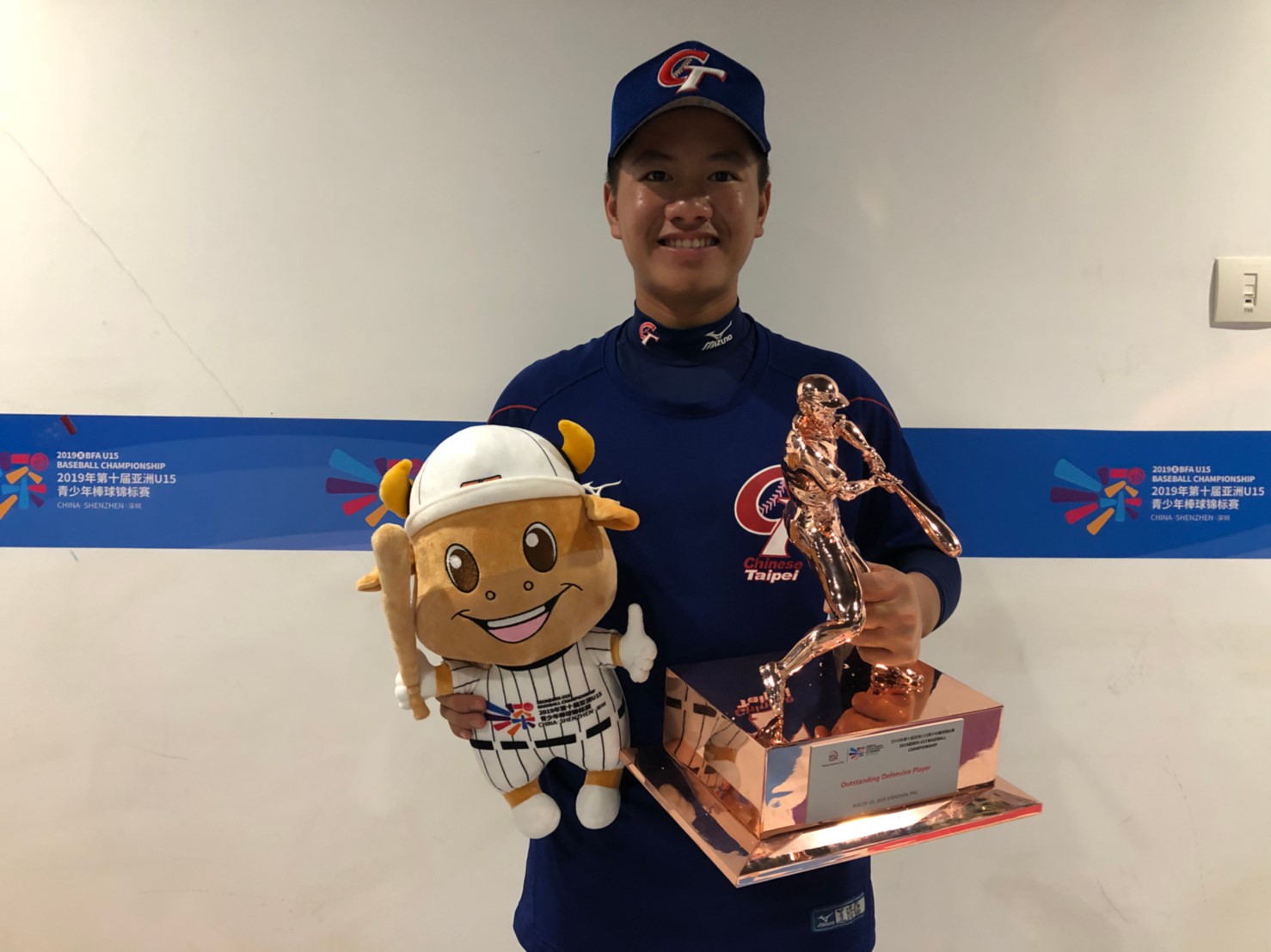 (圖)王浩藍獲最佳最佳防守球員