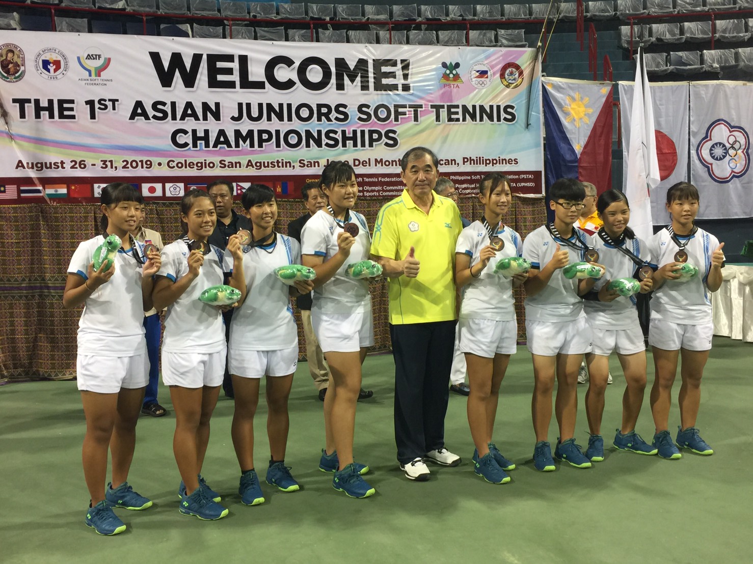 (圖)第１屆亞洲青少年軟式網球錦標賽-女子團體銅牌（圖左至右為選手吳郁欣、林向琳 、羅舒婷、高瑀欣、理事長朱文慶、江旻育、吳佳穎、葉品彣、黃冠毓）