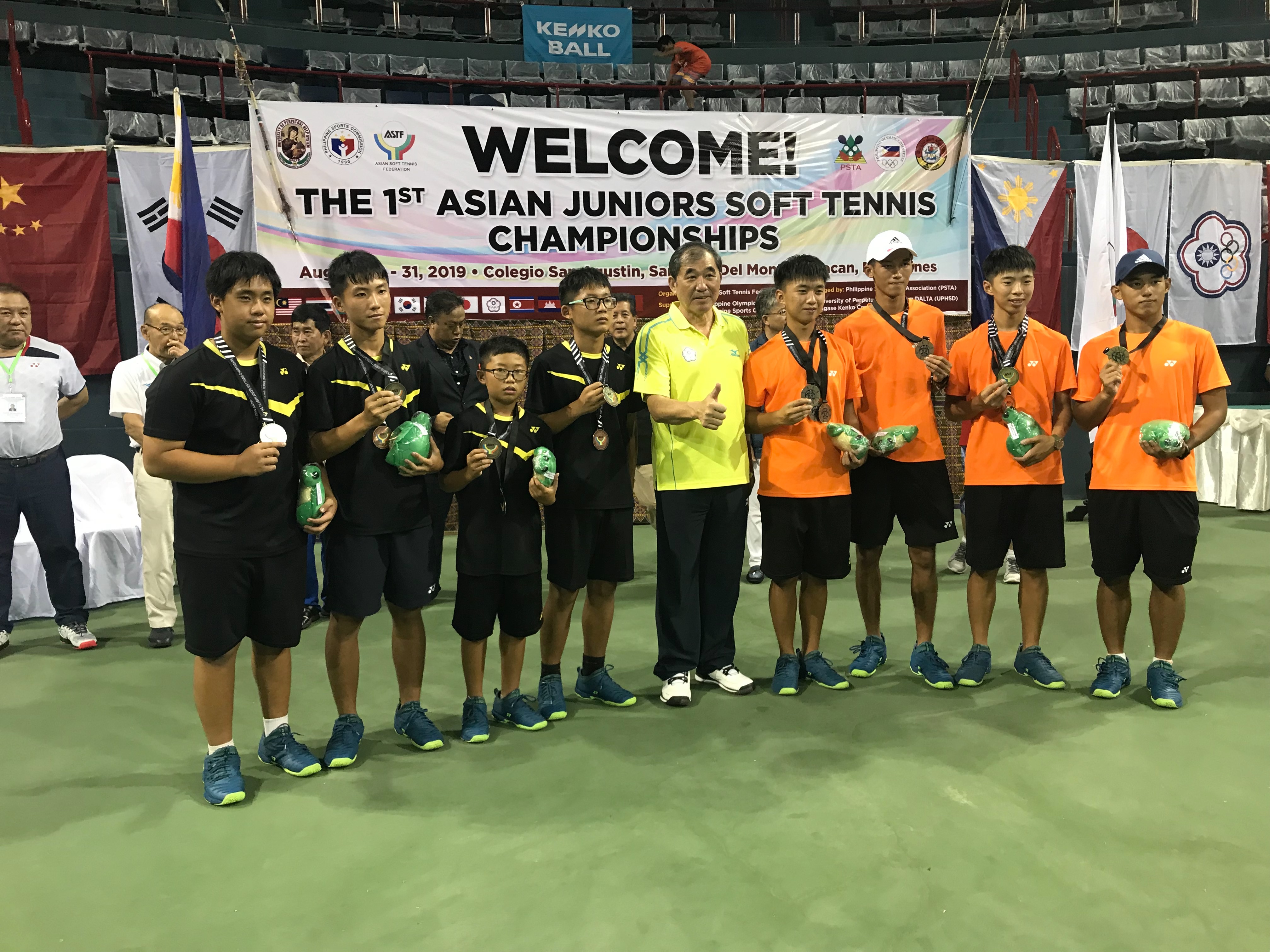 (圖)第１屆亞洲青少年軟式網球錦標賽-男子團體金牌（圖左至右為選手陳謙昊、余蕎瑋、蕭家和、李佑軒、理事長朱文慶、陳郁勳、張祐菘、陳柏邑、張祐瑄）