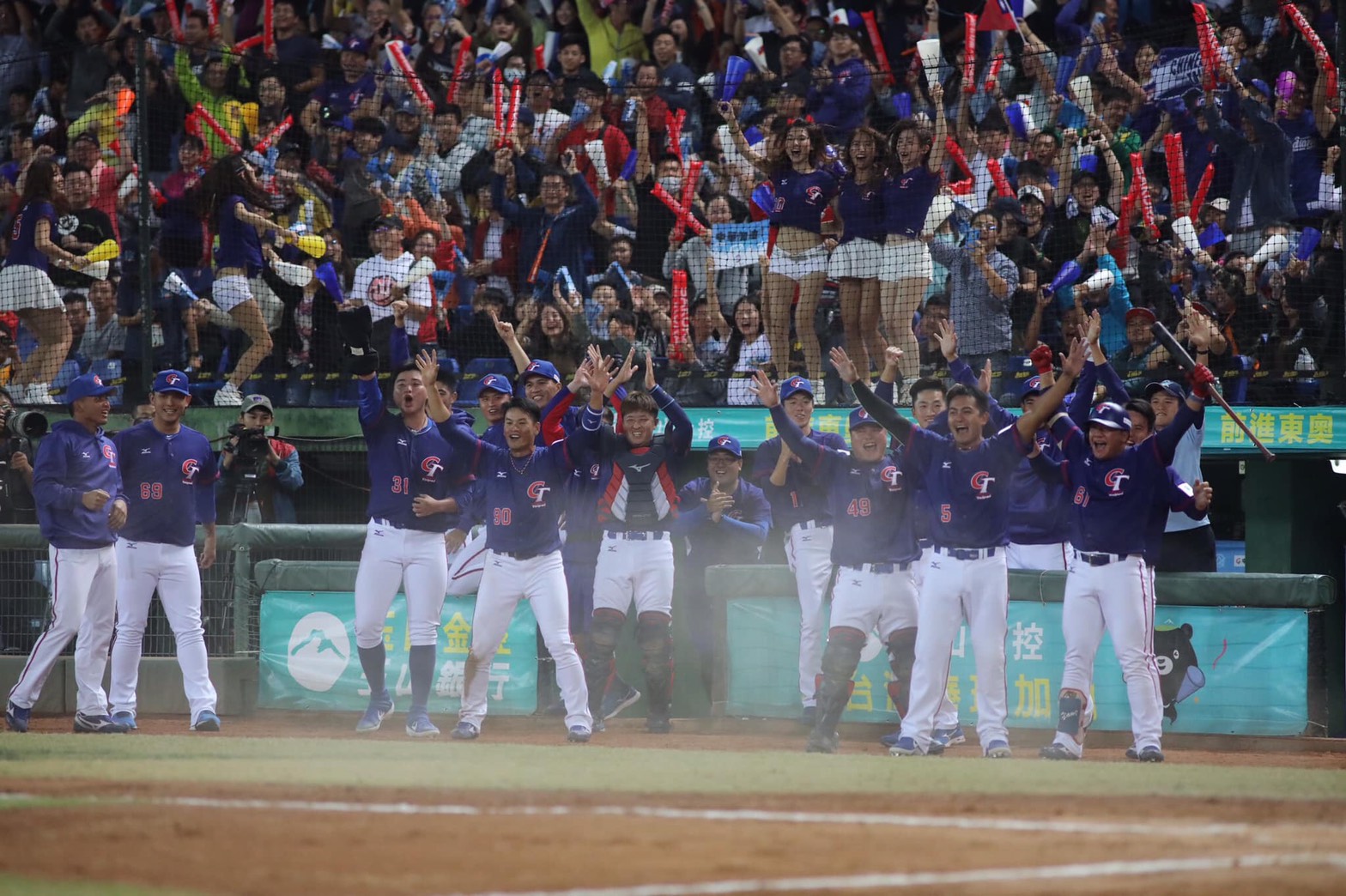 (圖)中華隊選手為場上隊友加油打氣