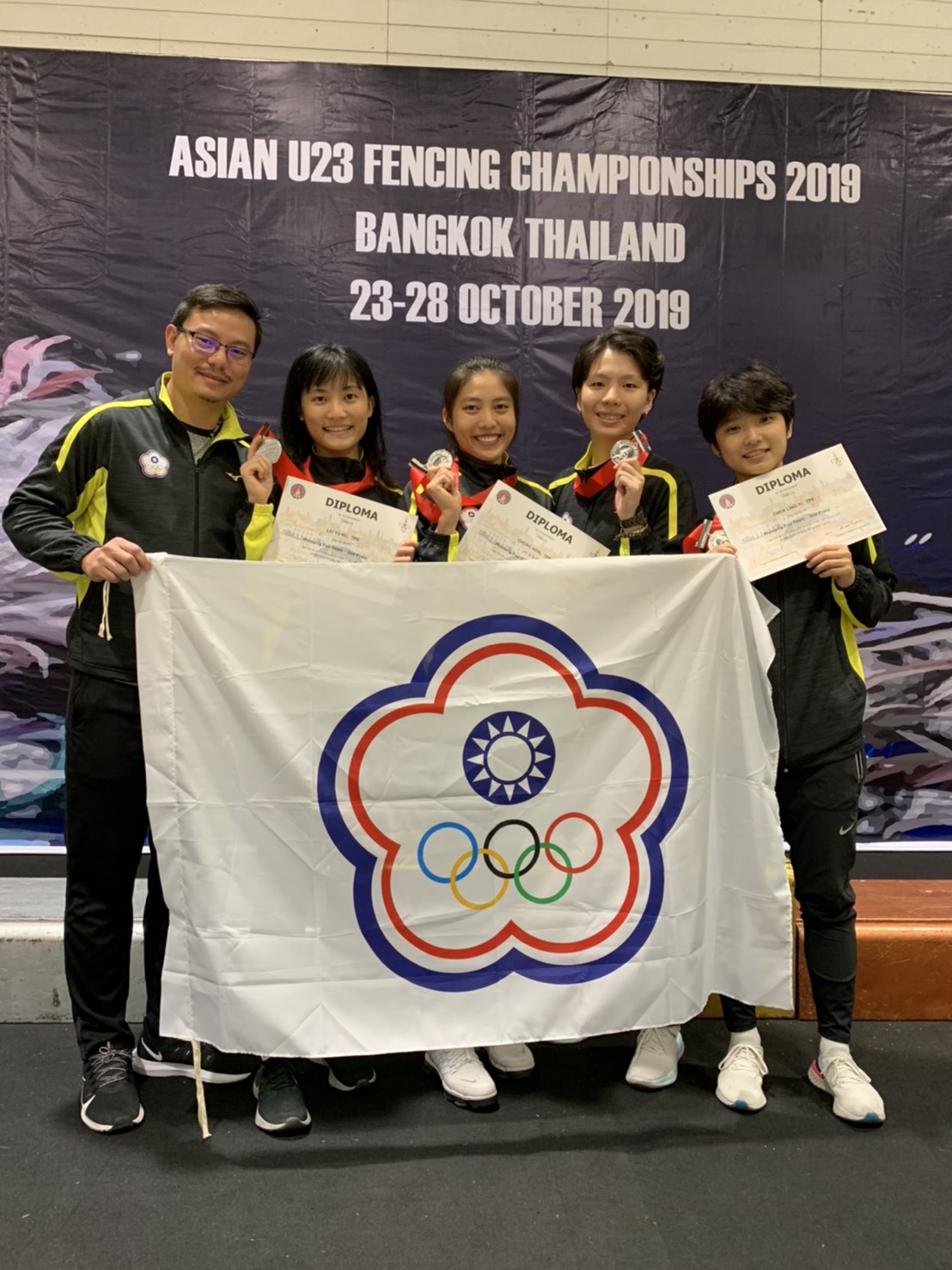 (圖)亞洲U23-團體女子鈍劍榮獲銀牌（左至右為蔡志雄教練、雷淯如選手、程昕選手、楊謹蔓選手、陳令翊選手）