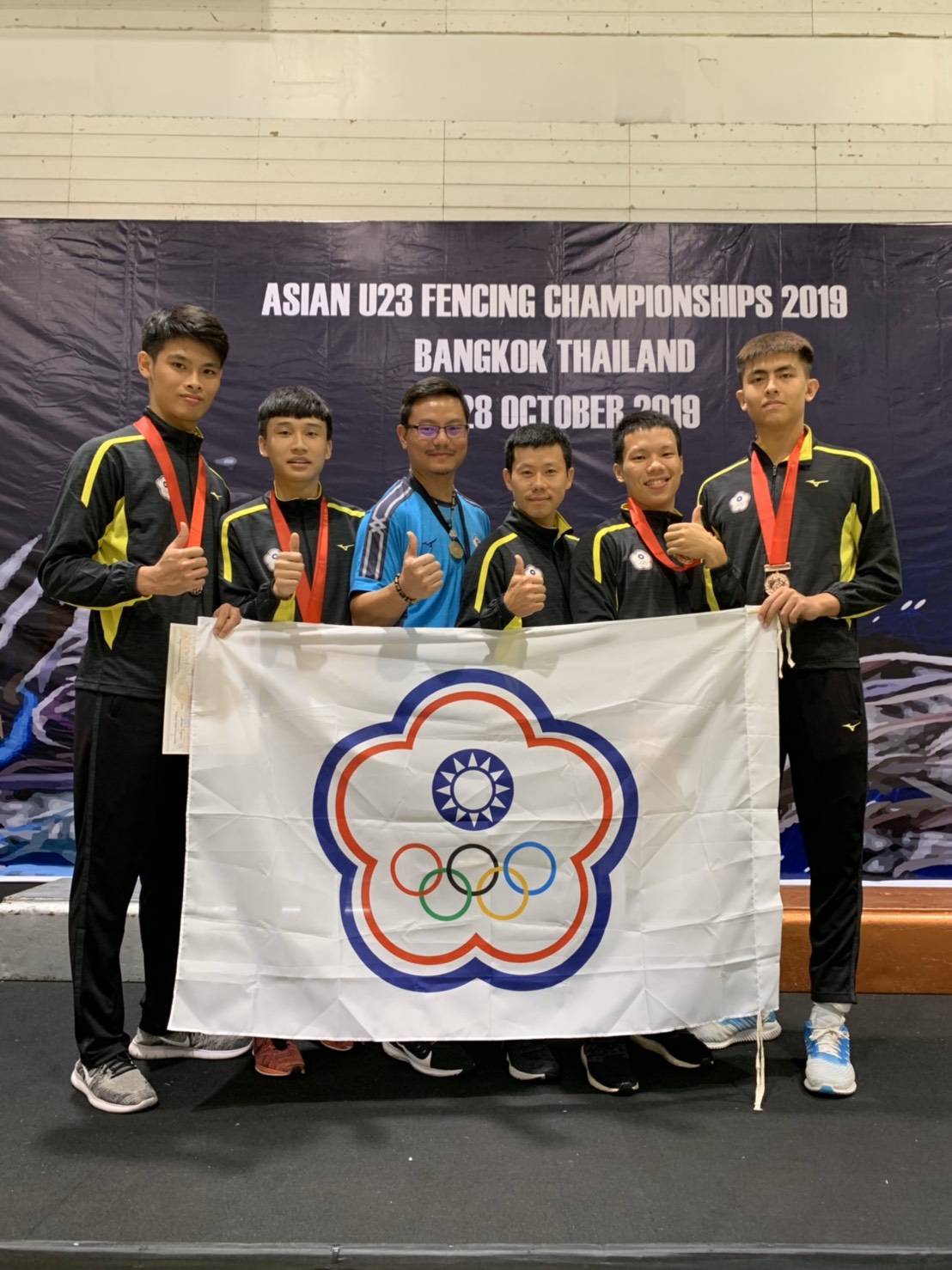 (圖)亞洲U23-團體男子鈍劍榮獲銅牌（左至右為徐碩庭選手、岳哲豪選手、蔡志雄教練、周青煒教練、陳澤元選手、陳致傑選手）