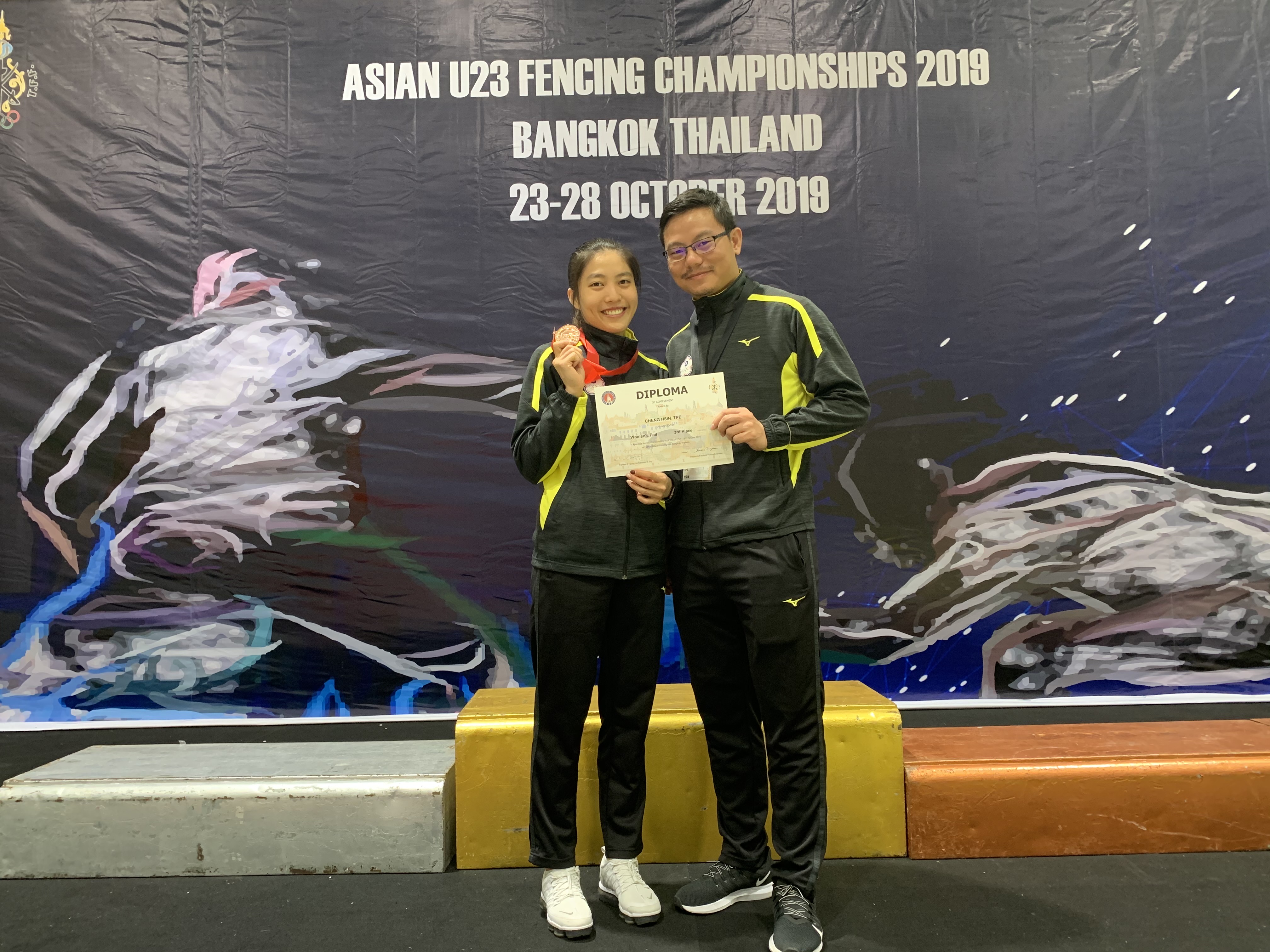 (圖)亞洲U23-女子鈍劍程昕選手銅牌（右為蔡志雄教練）
