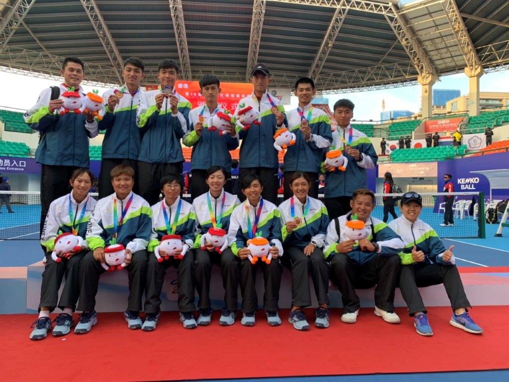 (圖)2019年第16屆世界軟式網球錦標賽代表隊（上排左至右為教練楊勝發、選手郭建群、余凱文、林韋傑、張祐菘、陳宗 、陳郁勳，下排左至右為江旻育、馮子瑜、江婉綺、鄭竹玲、羅舒婷、郭千綺、教練李佳鴻及防護員盧柏伶）