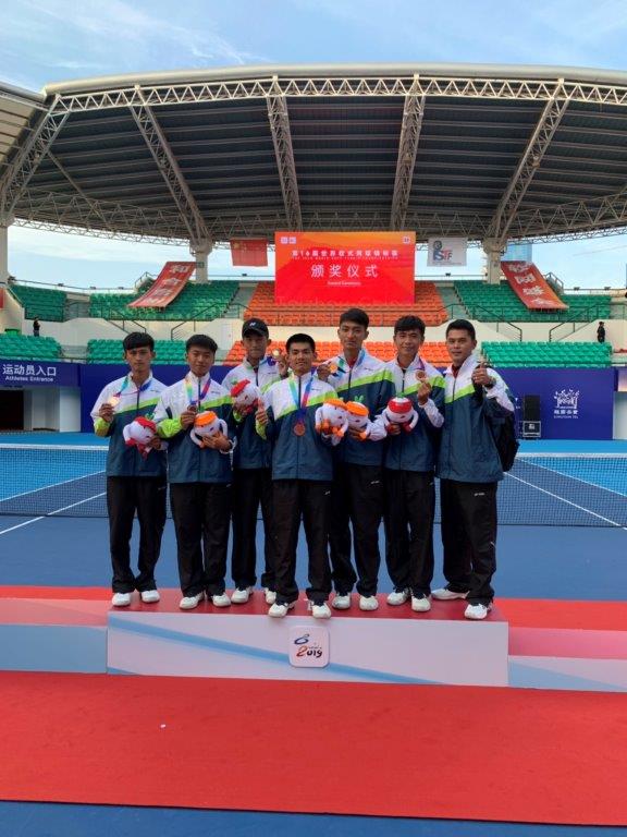 (圖)2019年第16屆世界軟式網球錦標賽男子團體銅牌（左至右為選手林韋傑、陳郁勳、張祐菘、陳宗 、郭建群、余凱文及教練楊勝發）