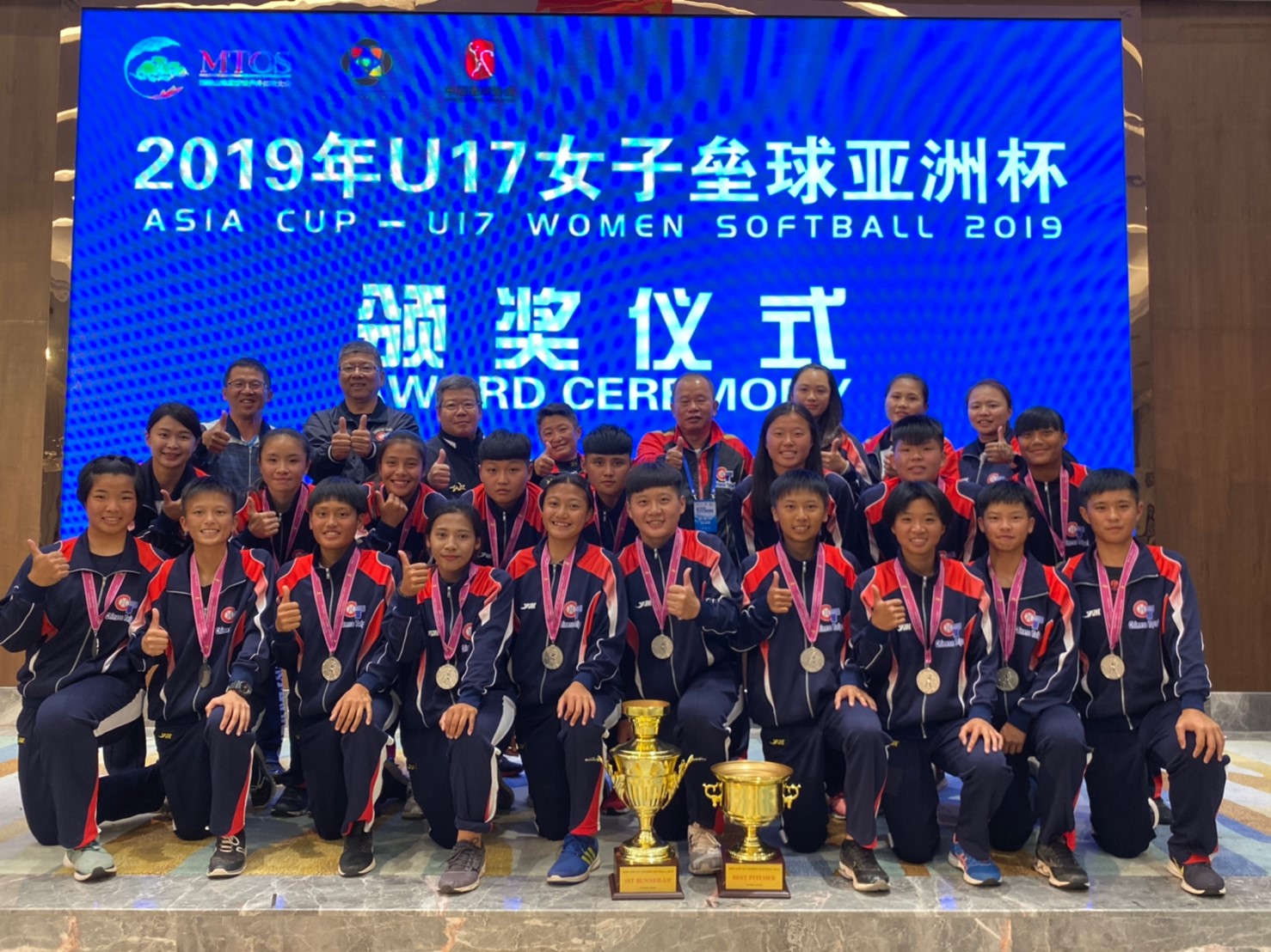 (圖)U17亞洲女壘代表隊拿下亞軍全隊與獎盃合影