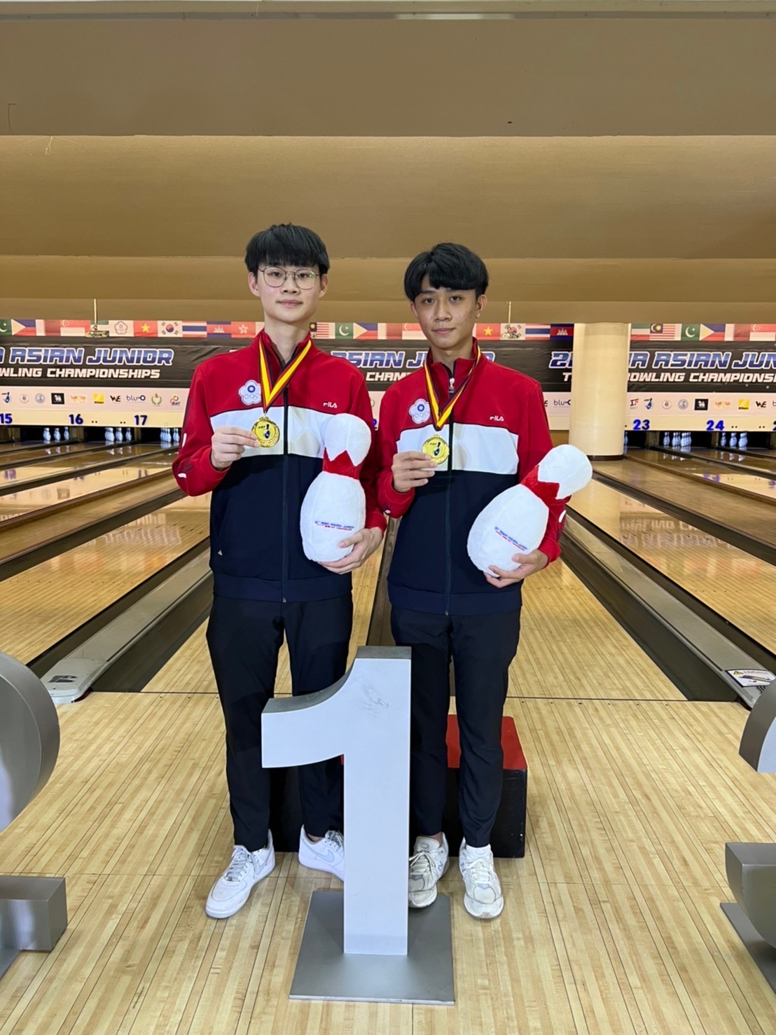 (圖)自左至右，藍少崗選手及程紹華選手榮獲男子雙人賽金牌，照片出處為中華民國保齡球協會