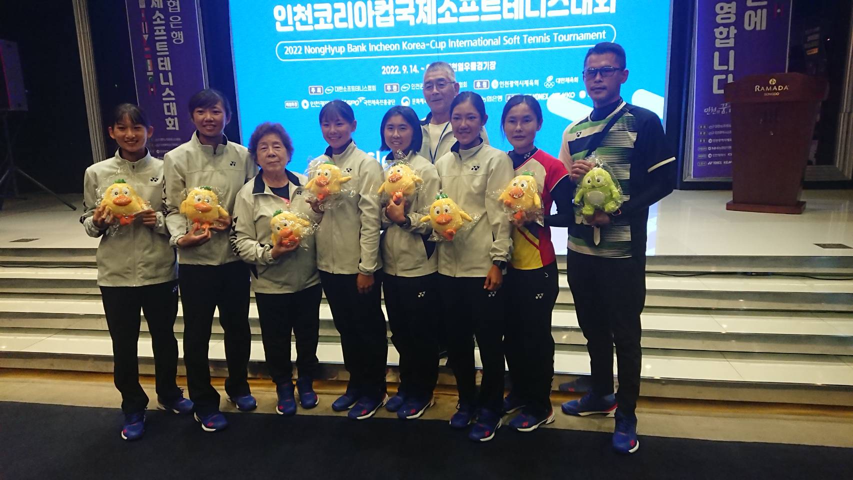 (圖)2022韓國盃軟式網球公開賽女子團體金牌圖左至右，選手徐巧楹.鄭竹玲.領隊施麗珠.選手黃詩媛.羅舒婷.秘書長謝章福.選手郭千綺.教練方燕玲及楊勝發。中華民國軟式網球協會提供