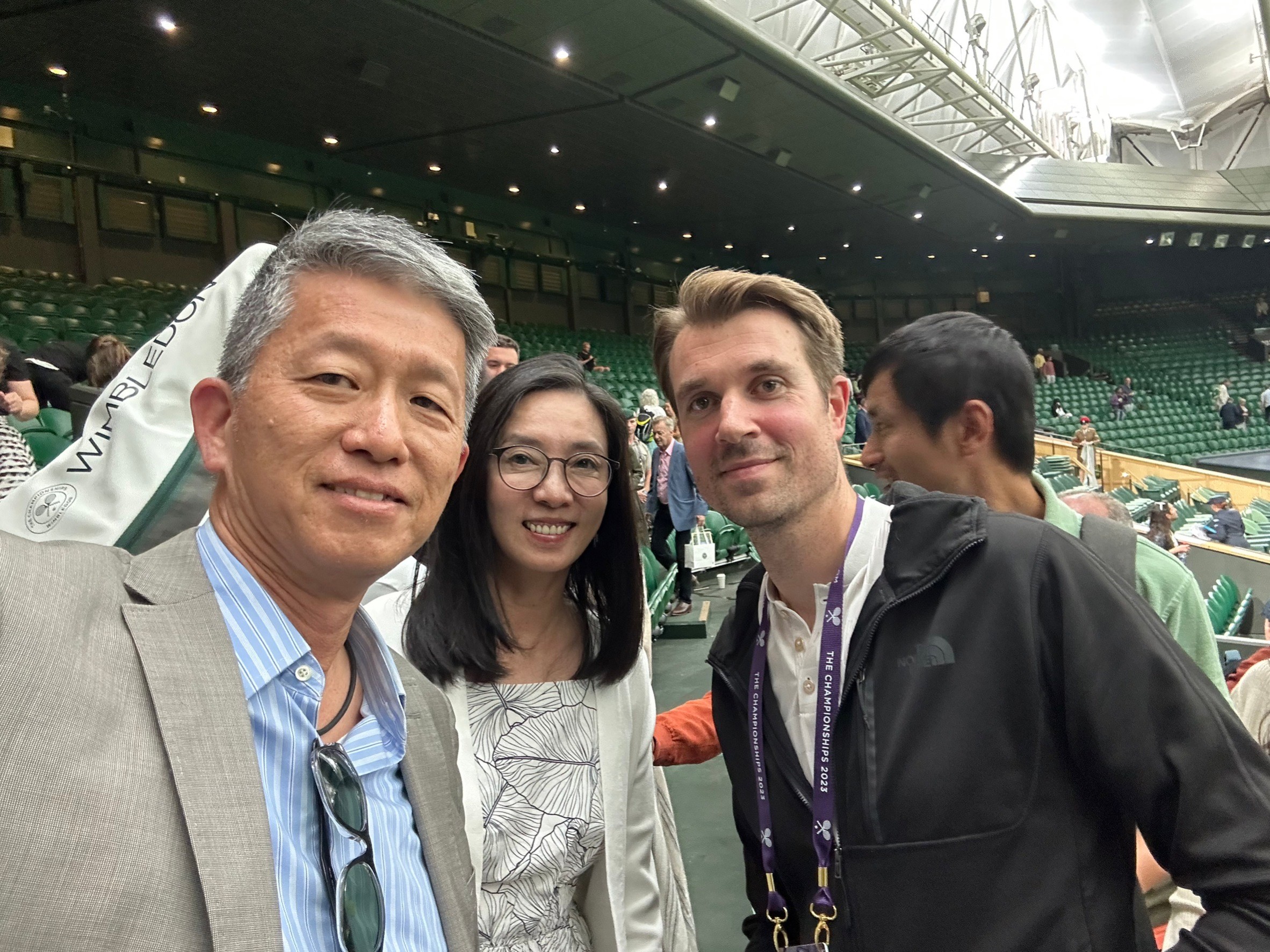 (圖)駐英代表處頒發總統賀電予選手謝淑薇經紀人(照片來源：駐英代表處)