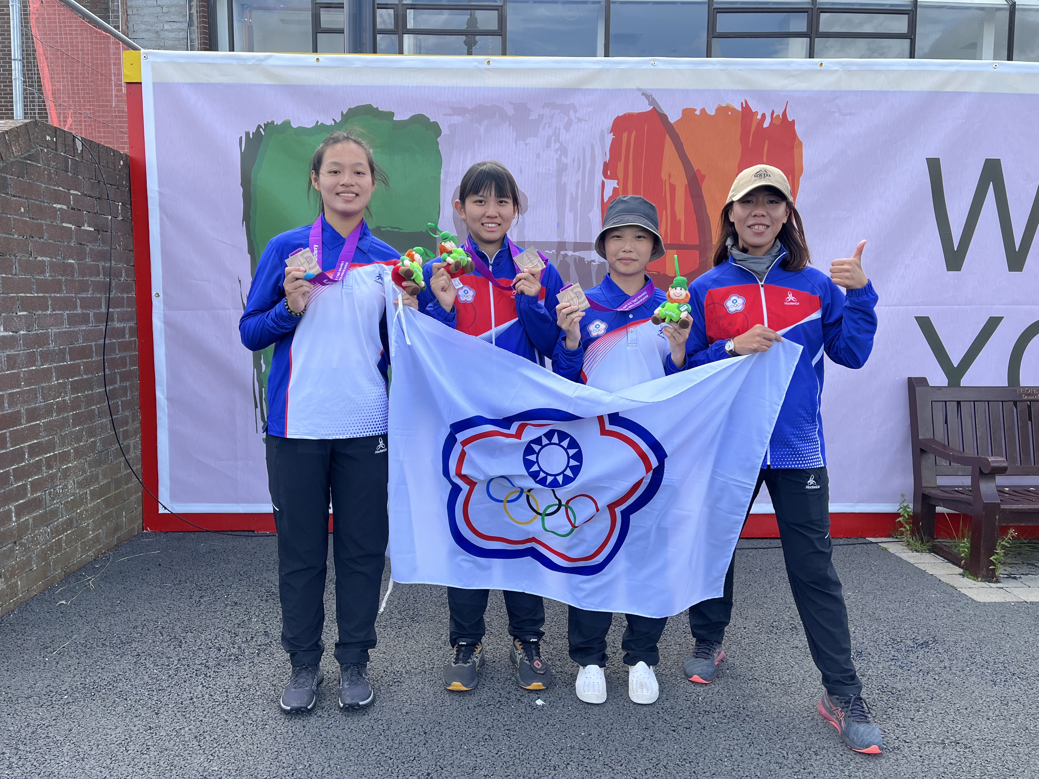 (圖)2023射箭世界青年青少年錦標賽U18反曲弓女子團體銅牌＿左起林姝妍選手、風佑築選手、江育彤選手及林芳瑜教練