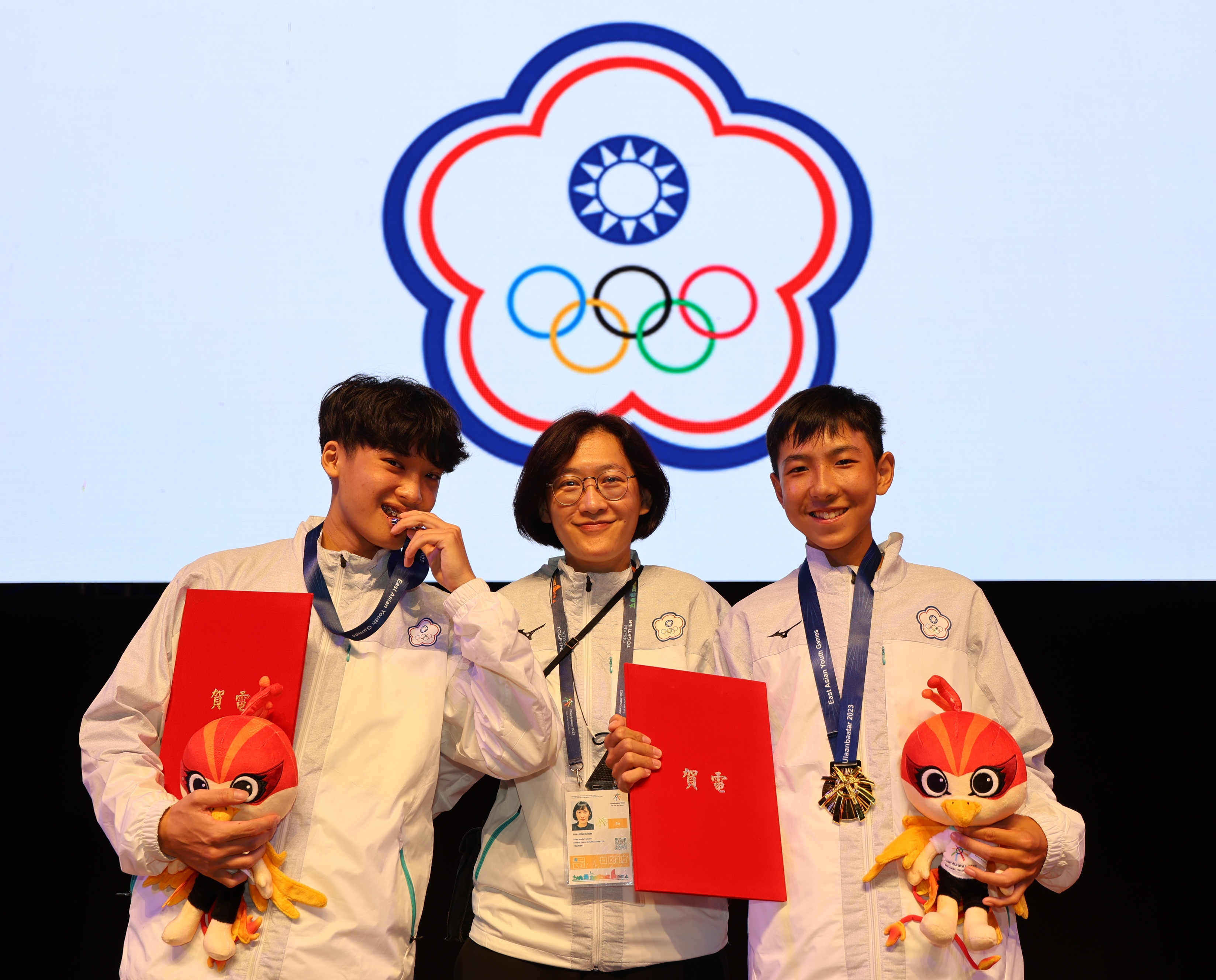 (圖)電競選手蔡鎧丞選手(右)獲得金牌，鄭騏皓選手(左)獲得銀牌，照片出處體育署 (1)