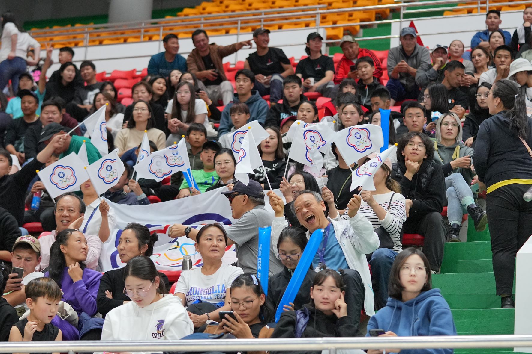 (圖)駐蒙代表處帶領僑胞為排球隊加油