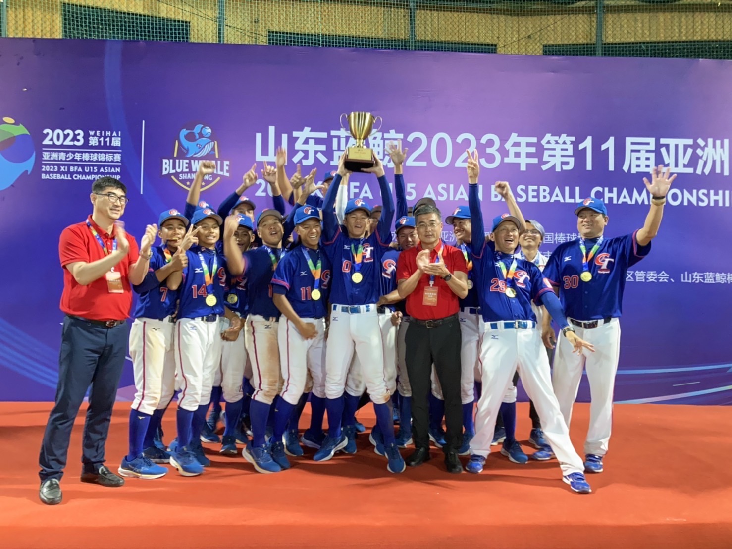 (圖)2023年亞洲青少棒錦標賽中華隊奪得冠軍，全體教練選手開心獲獎