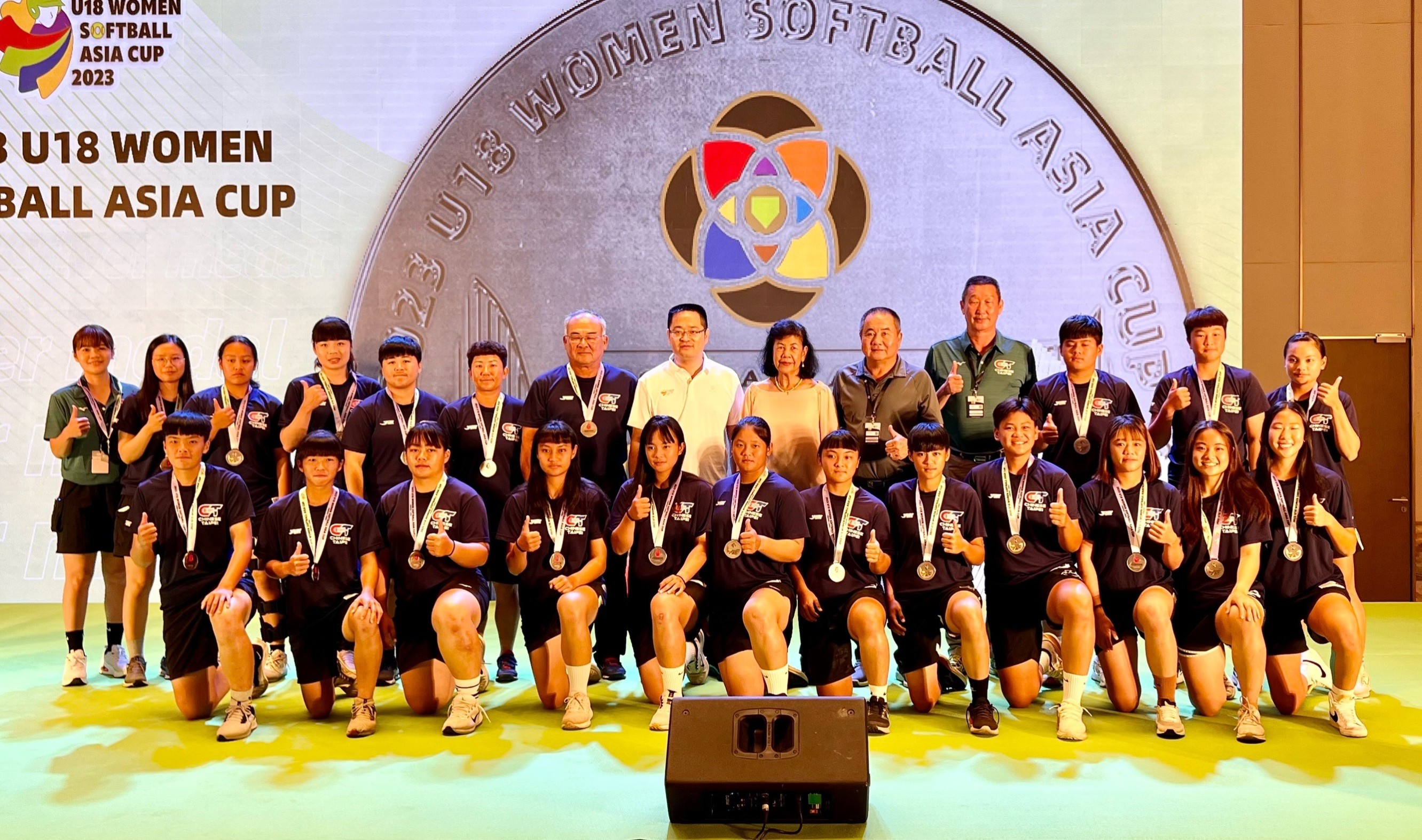 (圖)2023年U18亞洲盃女子壘球錦標賽中華隊奪得亞軍，全體隊職員大合照