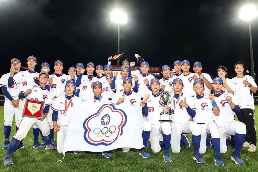 (圖)世界盃(U18)青棒錦標賽，中華隊於冠軍戰惜敗日本隊，拿下亞軍，全隊於賽後合影