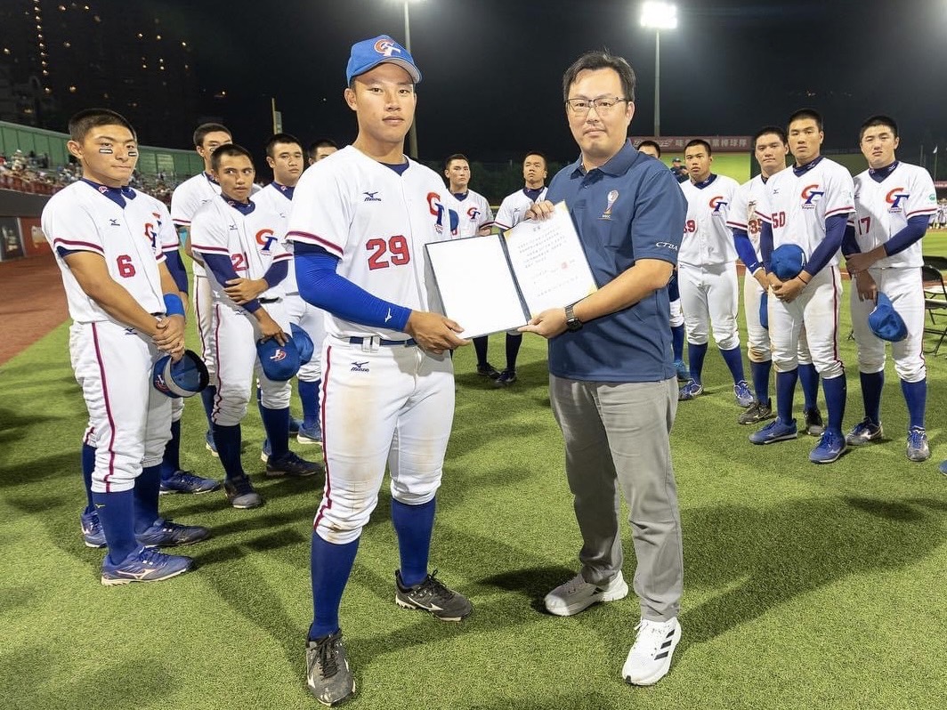 (圖)署長親自頒發賀電給世界盃(U18)青棒代表隊。