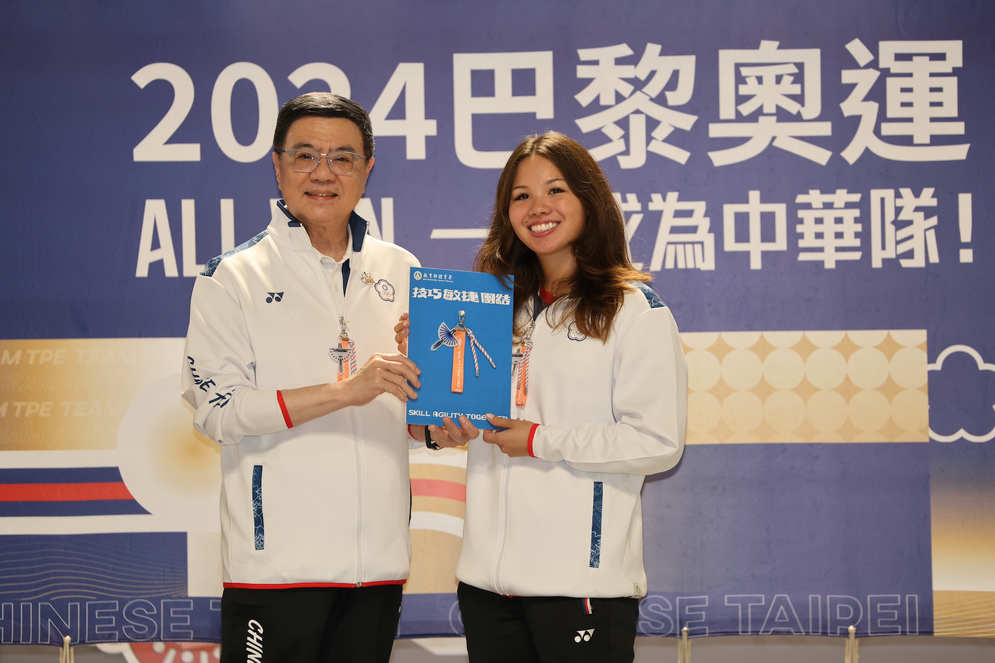 (圖)行政院卓榮泰院長在選手啟程前往巴黎奧運前，致贈臺灣藍鵲意象禮品予教練及選手，由游泳選手韓安齊代表接受。