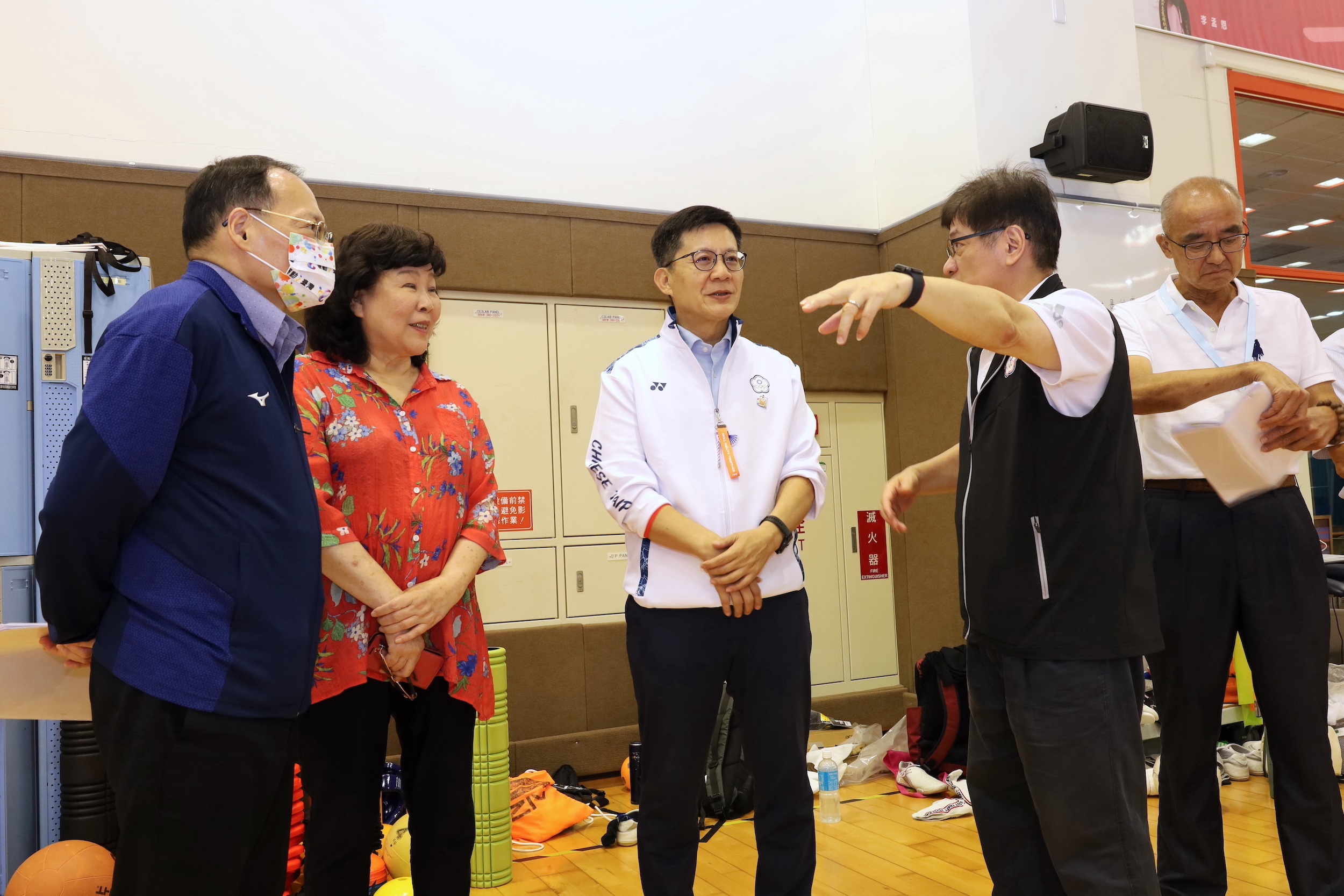 (圖)(附件照片1)1130720-2-2024巴黎帕拉林匹克運動會倒數40天，教育部張廖萬堅次長（中）前往國家運動訓練中心，關心帕運代表團訓練情形（右2為體育署洪志昌副署長，左2為中華帕拉林匹克總會穆閩珠會長，左1為體育署全民運動組呂宏進組長）。