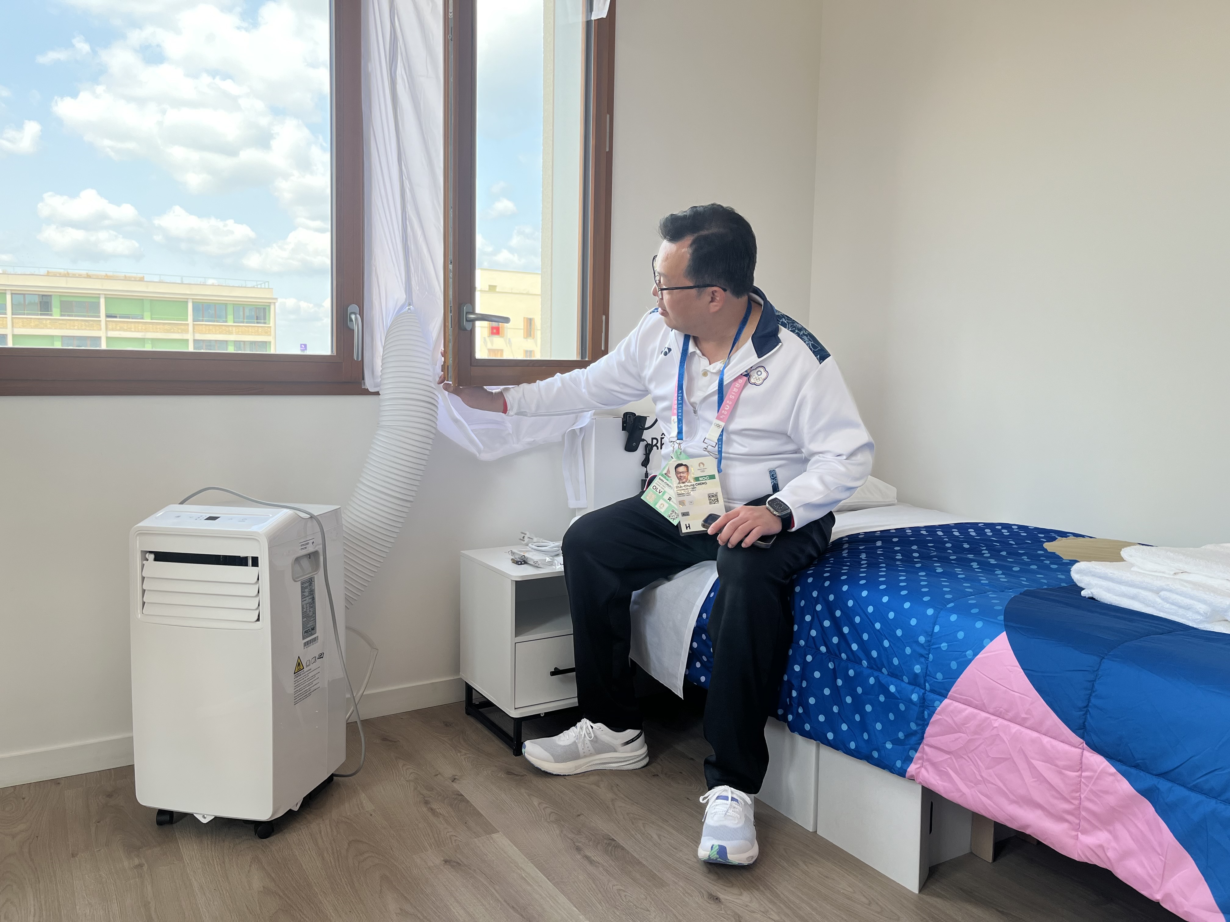 (圖)鄭世忠署長確認選手村宿舍的移動式空調裝設情形。