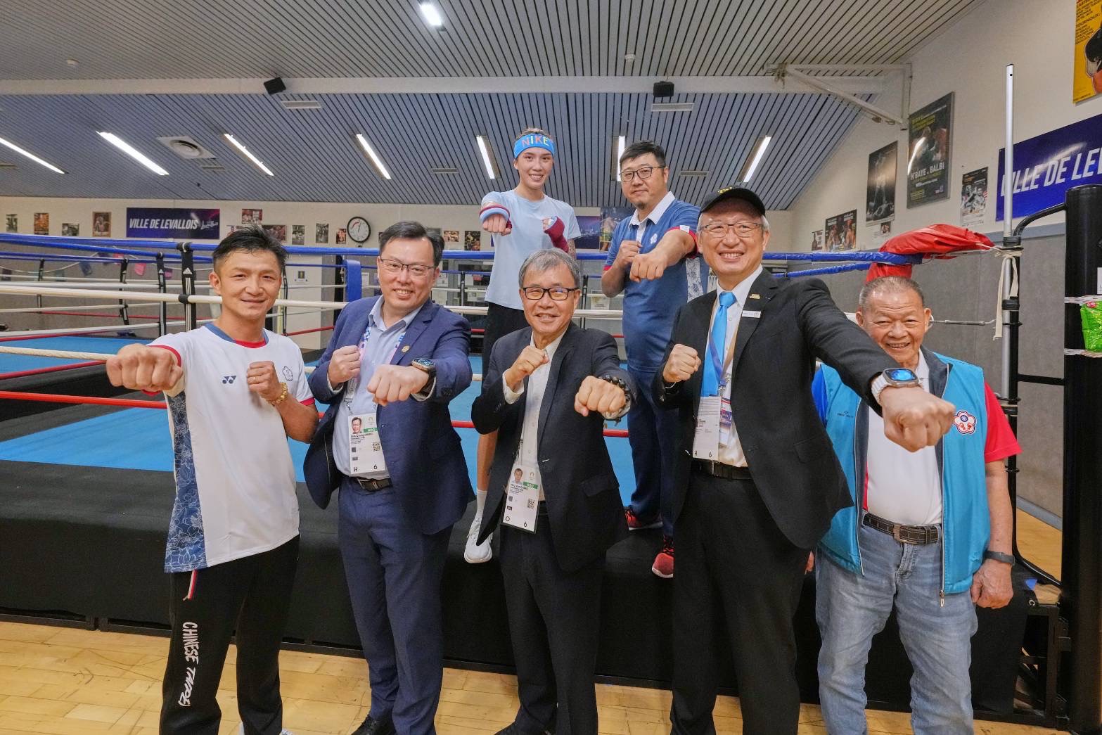 (圖)教育部長鄭英耀（前中）、體育署長鄭世忠（前左2）、駐法代表處吳志中大使（前右2）在運動中心中繼站為拳擊代表隊加油。