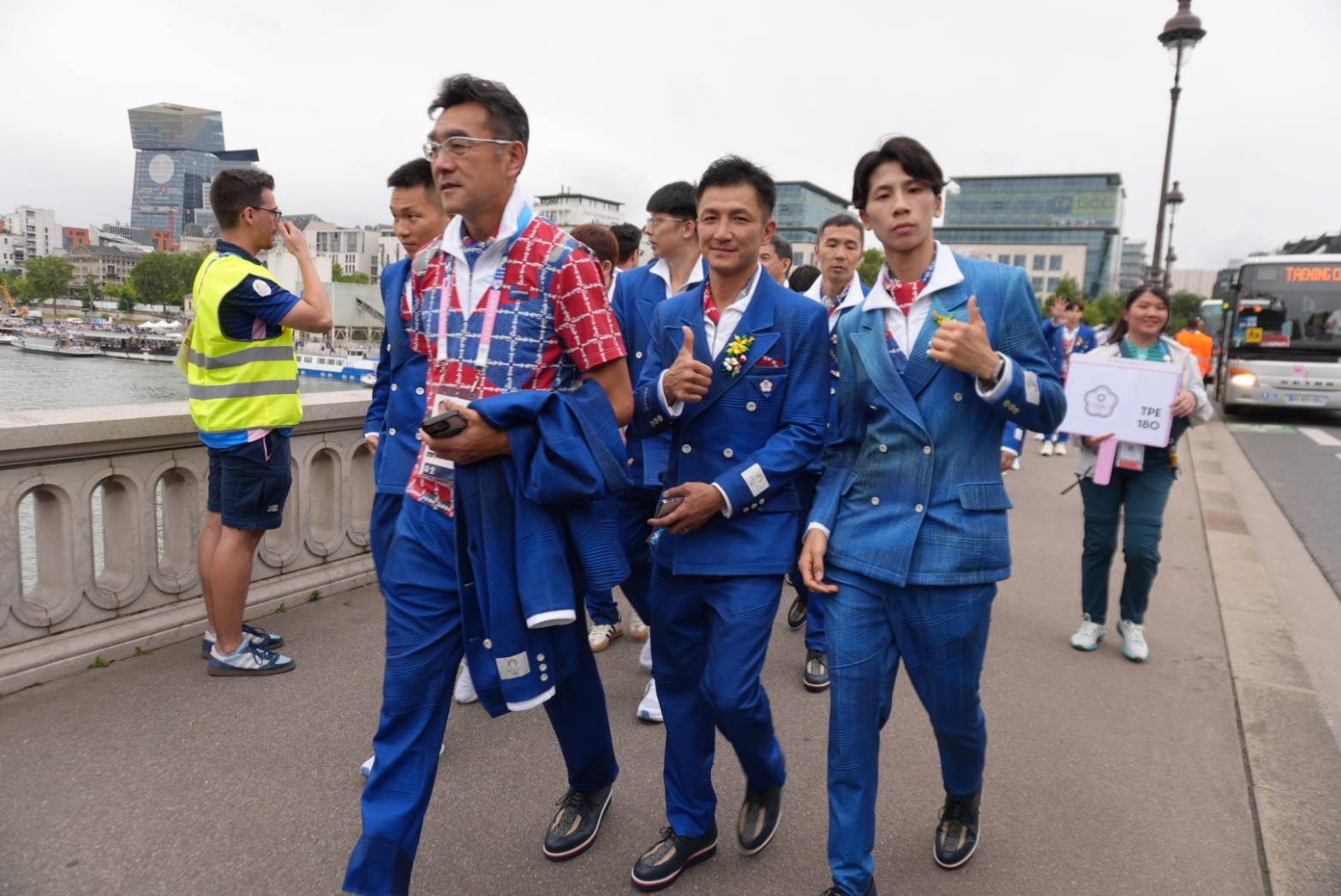(圖)林郁婷（右1）是我國巴黎奧運拳擊選手，於7月26日參加奧運開幕式。