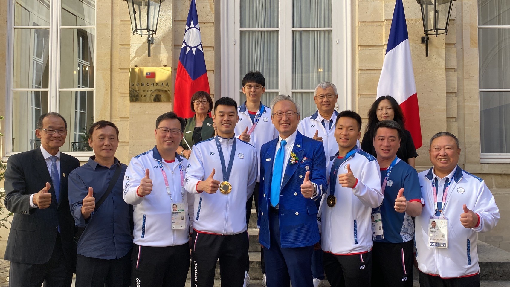 (圖)「麟洋配」衛冕奧運羽球男雙金牌，駐法代表處吳志中大使代為頒發總統賀電。