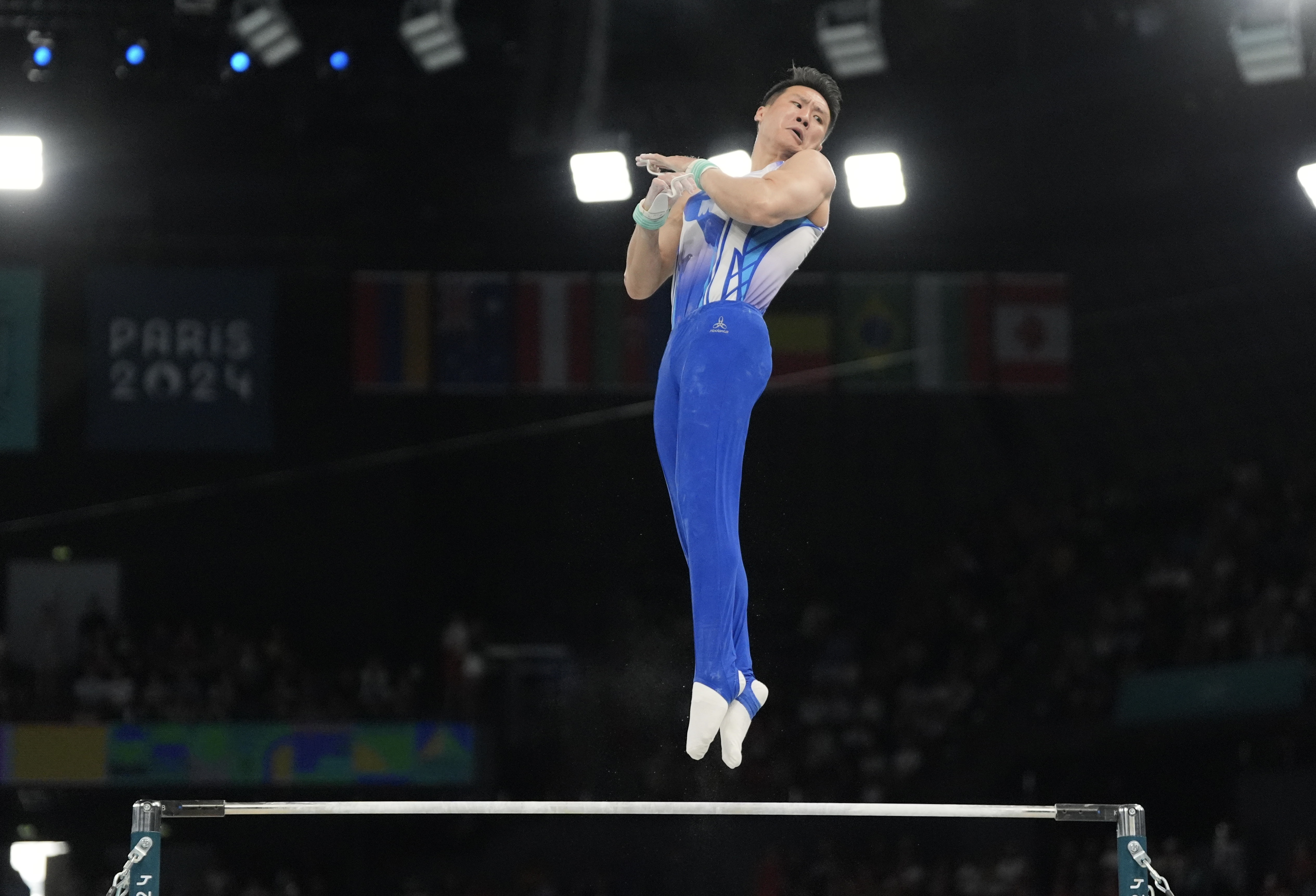 (圖)唐嘉鴻選手在決賽掉槓失誤後仍迅速回到槓上將套路完成，以難度分6.500分、完成分7.466分、總分13.966完成賽事。