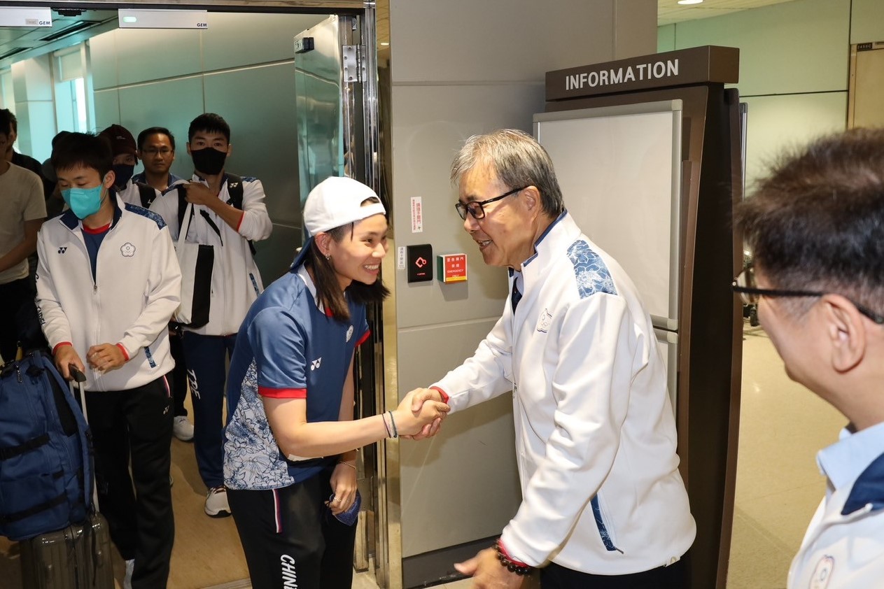 (圖)巴黎奧運羽球選手戴資穎（右3）返國，教育部鄭英耀部長（右2）感謝她在世界羽壇的傑出表現，啟發了無數台灣學子走上羽球之路。