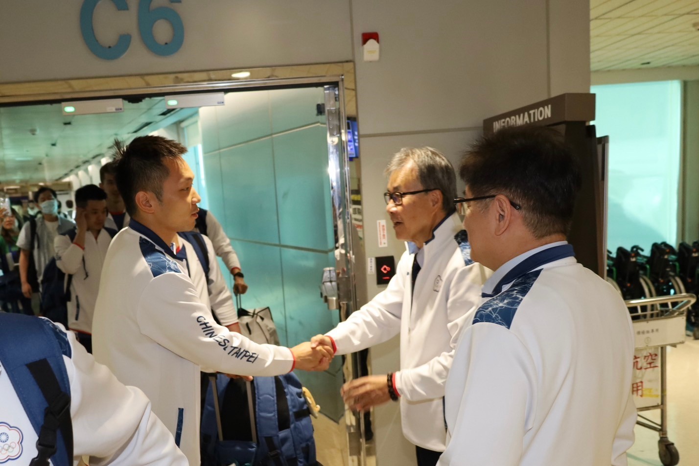 (圖)巴黎奧運羽球男雙金牌得主，羽球選手李洋（右3）返國，教育部鄭英耀部長（右2）親迎並感謝他在賽場上的努力。