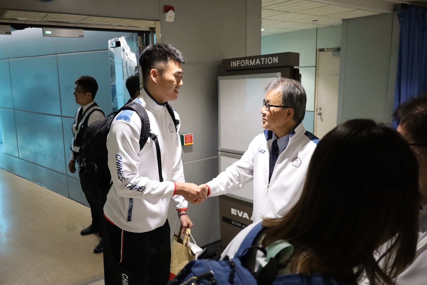 (圖)巴黎奧運羽球男雙金牌得主，羽球選手王齊麟（左）返國，教育部鄭英耀部長親自接機，並祝賀他達成奧運金牌二連霸。