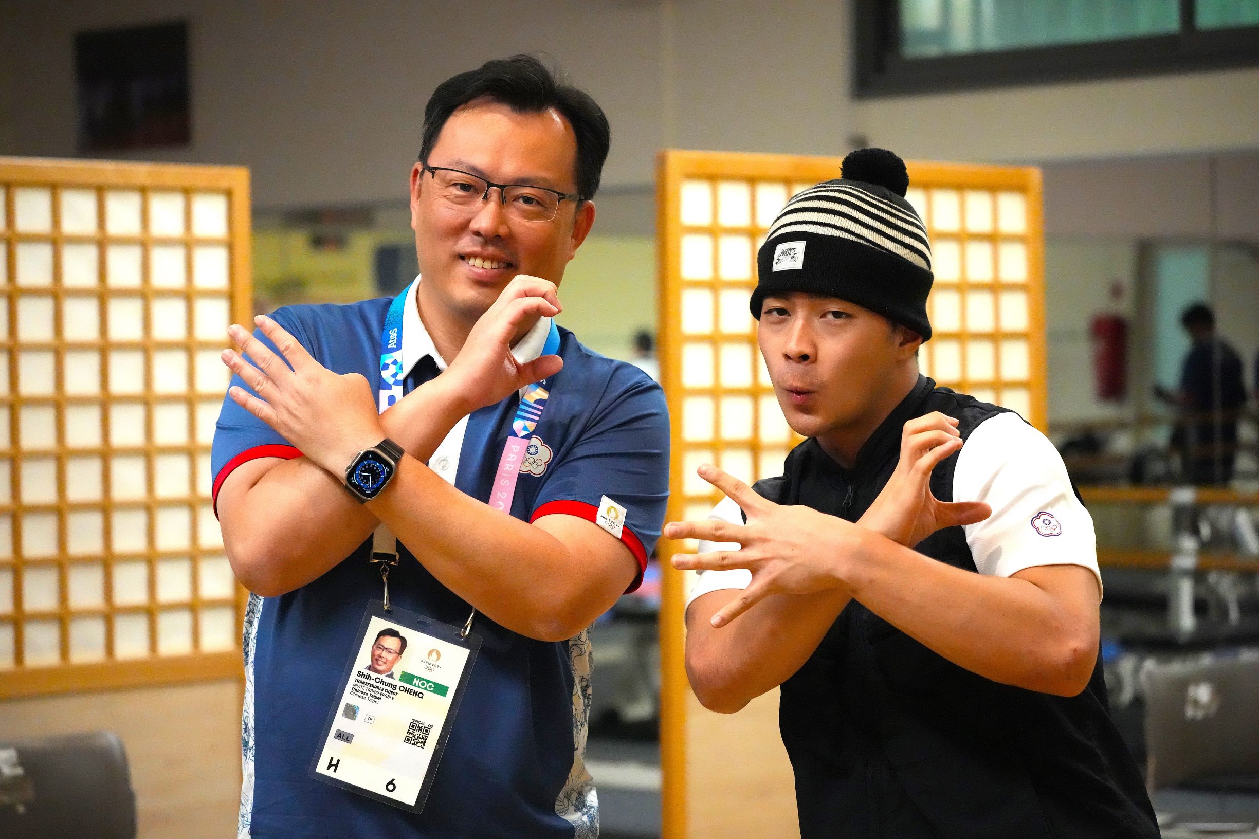 (圖)霹靂舞選手孫振肯定並感謝中繼站提供的完善服務。（左為體育署鄭世忠署長，右為孫振）