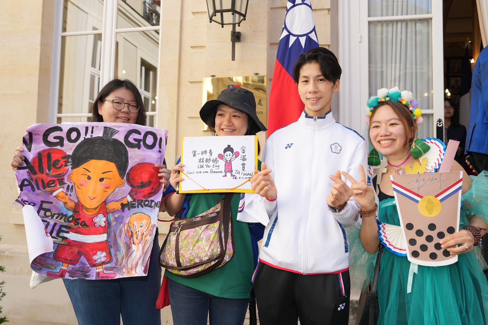 (圖)我國拳擊好手林郁婷、陳念琴在巴黎奧運奪牌，兩人在法國時間11日到駐法代表處接受表揚，受到熱烈歡迎。
