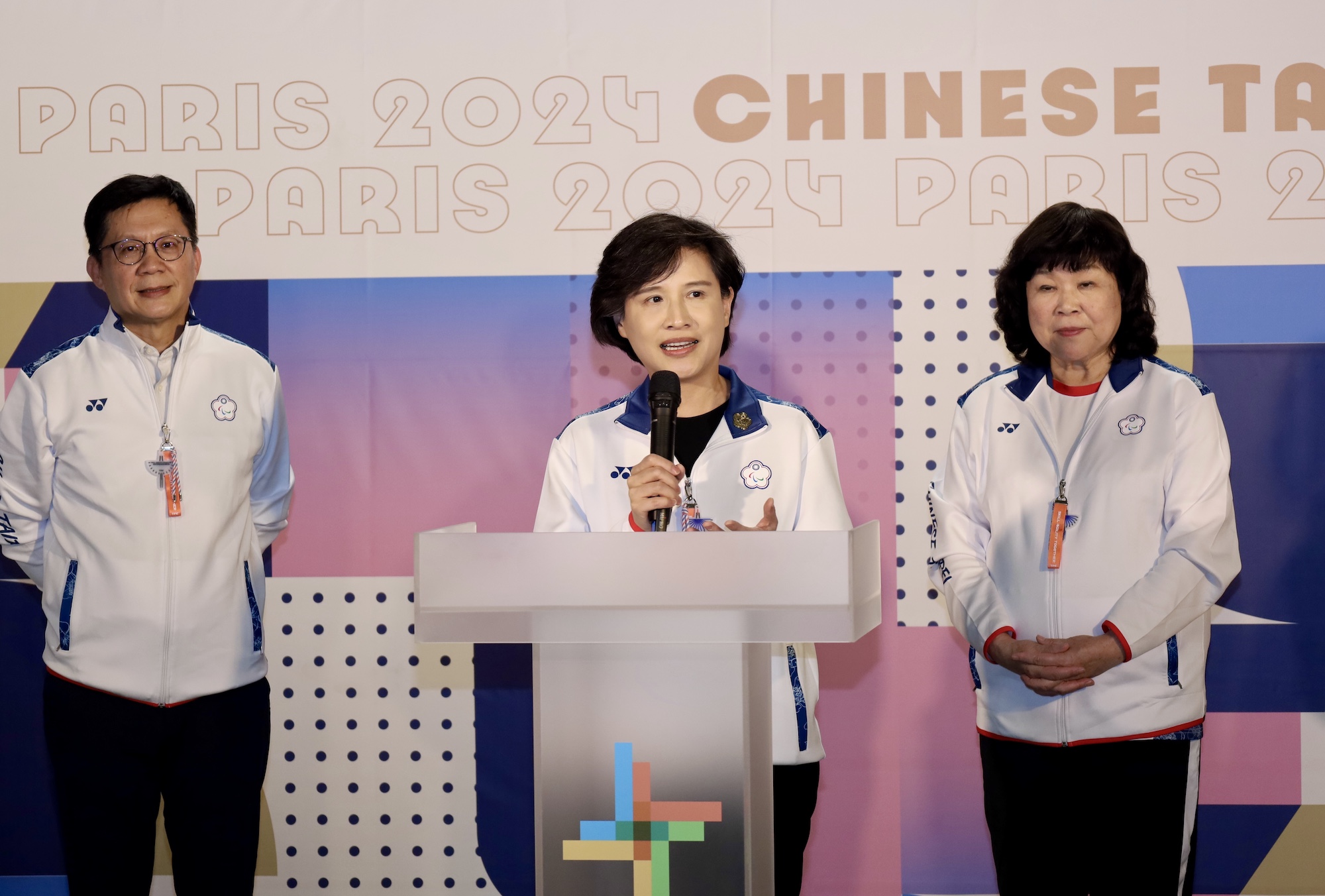 (圖)（附件照片1）1130823-3-今（23）日我國2024巴黎帕運代表團出發前往巴黎，行政院鄭麗君副院長（中）前往送機並表示，本屆帕運與奧運西裝團服、運動團服及後勤服務一致，期望選手在政府支持下，享受賽事，為國爭光。