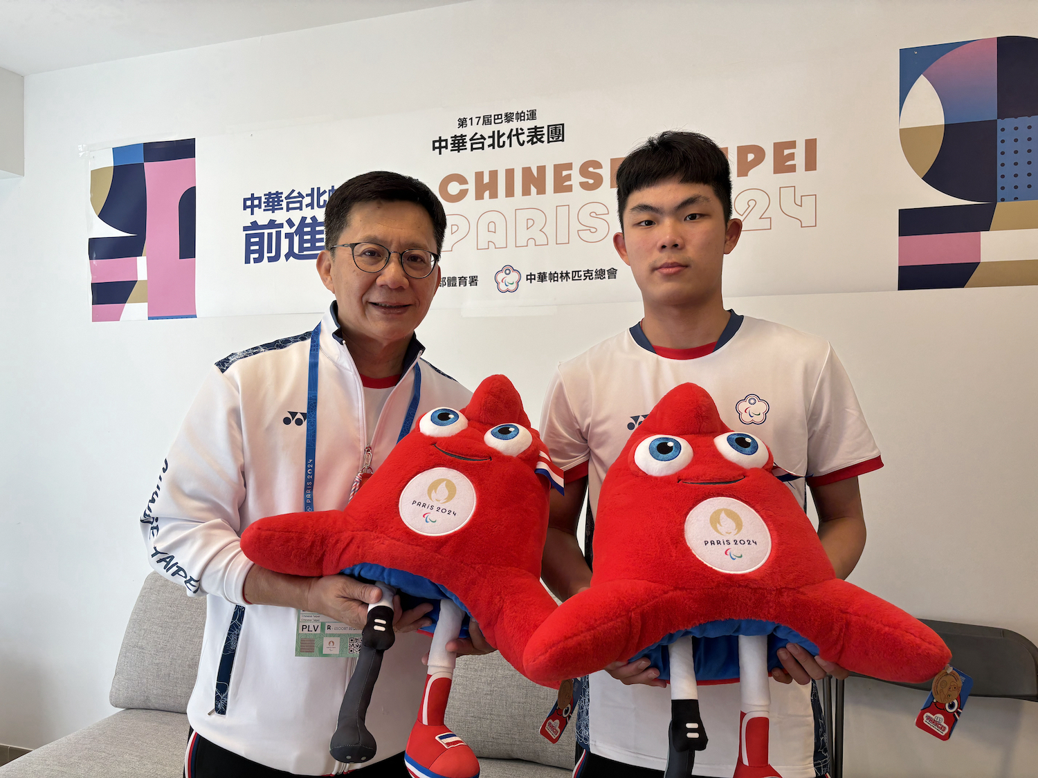 (圖)(附件照片3)1130827-1-教育部張廖萬堅政務次長視察我國代表團選手村配置情形，並鼓勵劉雅婷及陳柏諺選手-3