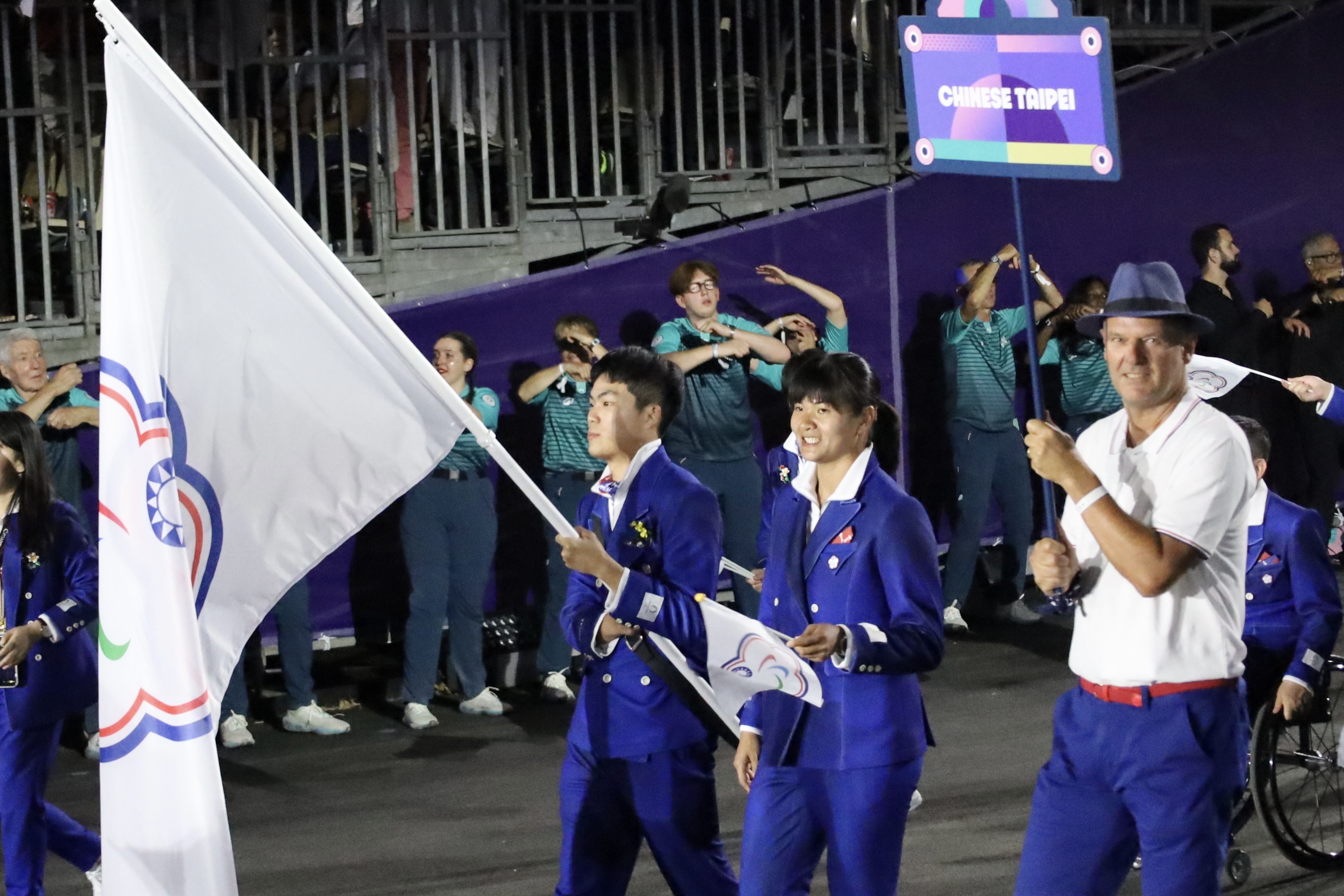 (圖)(附件照片2)1130828-2-我國巴黎帕運代表團進場，由田徑選手劉雅婷及桌球選手陳柏諺擔任掌旗官，領銜率團進場。