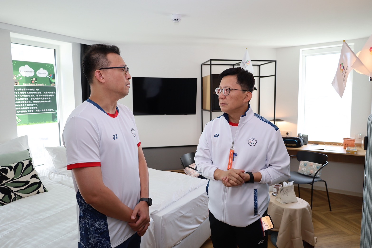(圖)(附件照片2)1130901-2-教育部張廖萬堅政務次長視察後勤支援配置：物理治療據點、運動中心及膳食公寓。