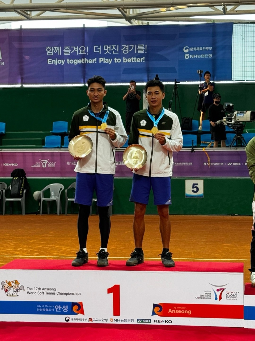 (圖)(附件照片1)1130907-1-我國軟式網球選手郭建群(左)及余凱文(右)獲得2024年第17屆世界軟式網球錦標賽男子雙打項目金牌(中華民國軟式網球協會提供)