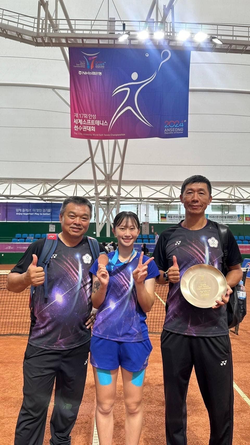 (圖)江旻育選手(左二)獲得2024年第17屆世界軟式網球錦標賽女子單打項目銅牌(中華民國軟式網球協會提供)