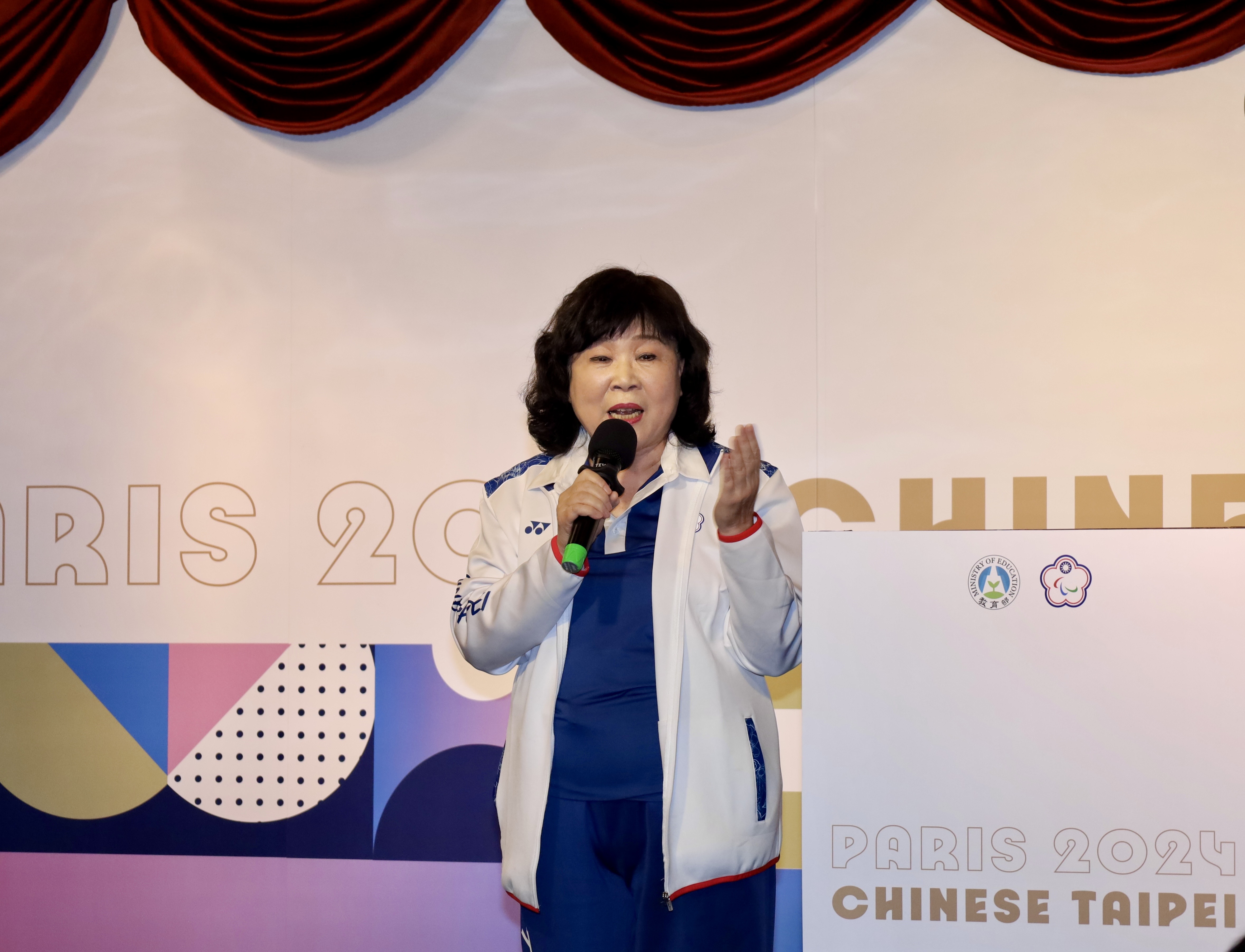 (圖)（附件照片2）1130911-1-中華帕總穆閩珠會長向行政院長報告，我國代表團在本屆巴黎帕運斬獲3銀2銅，是近4屆參賽所得最佳成績。