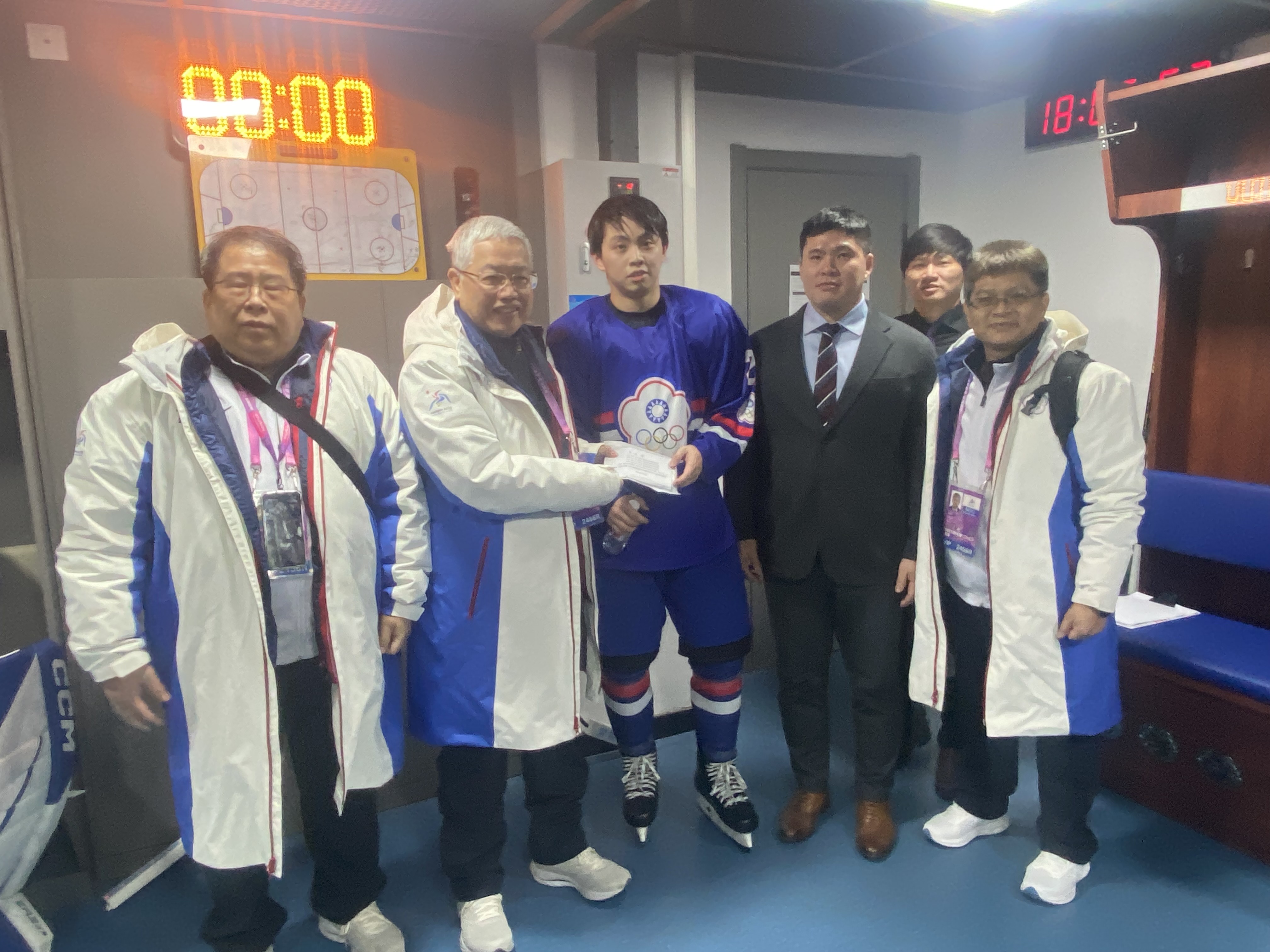 (圖)我國參加哈爾濱亞冬運代表團總領隊陳士魁(右2)及體育署房瑞文副署長(右1)向冰球男子代表隊李政瑋選手(左3)及翁鐸教練(右2)致意並加油打氣。