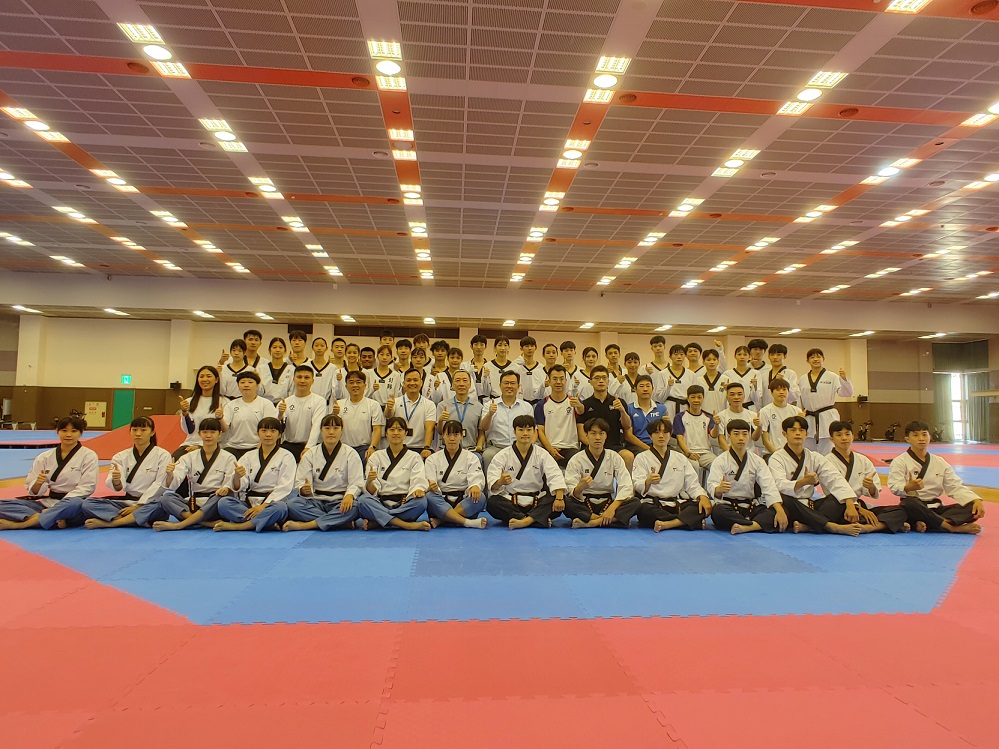 (圖)(附件照片2)1140523-1-鄭世忠署長(次排中)至國訓中心實地瞭解世大運跆拳道培訓隊的訓練情形，為揮汗苦練的選手加油打氣及送上祝福。