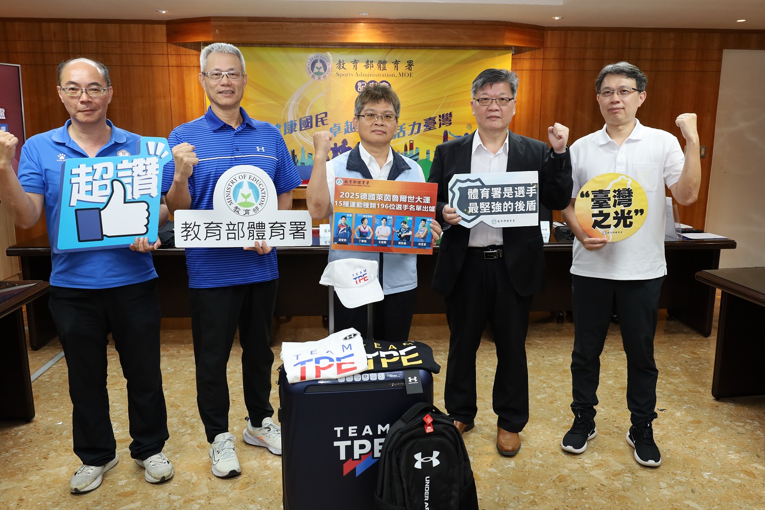 (圖)(附件照片2)1140626-本屆世大運我國組團參加15個運動種類，並於埃森及柏林設置中繼站，提供代表隊後勤支援，代表團預計於7月12日起陸續出發。(左2起中華民國大專院校體育總會王建畯副秘書長、體育署房瑞文副署長、競技運動組藍坤田組長)