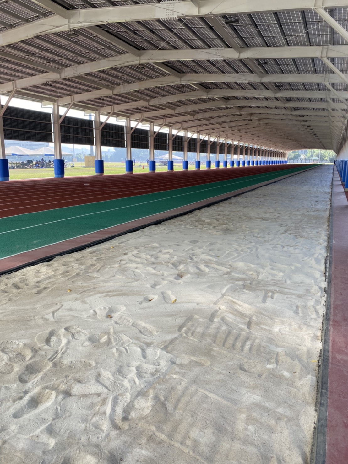 (圖)(附件照片2)1090213-1國家運動訓練中心陽光跑道內設PU跑道及沙坑並設有大型遮陽柵板