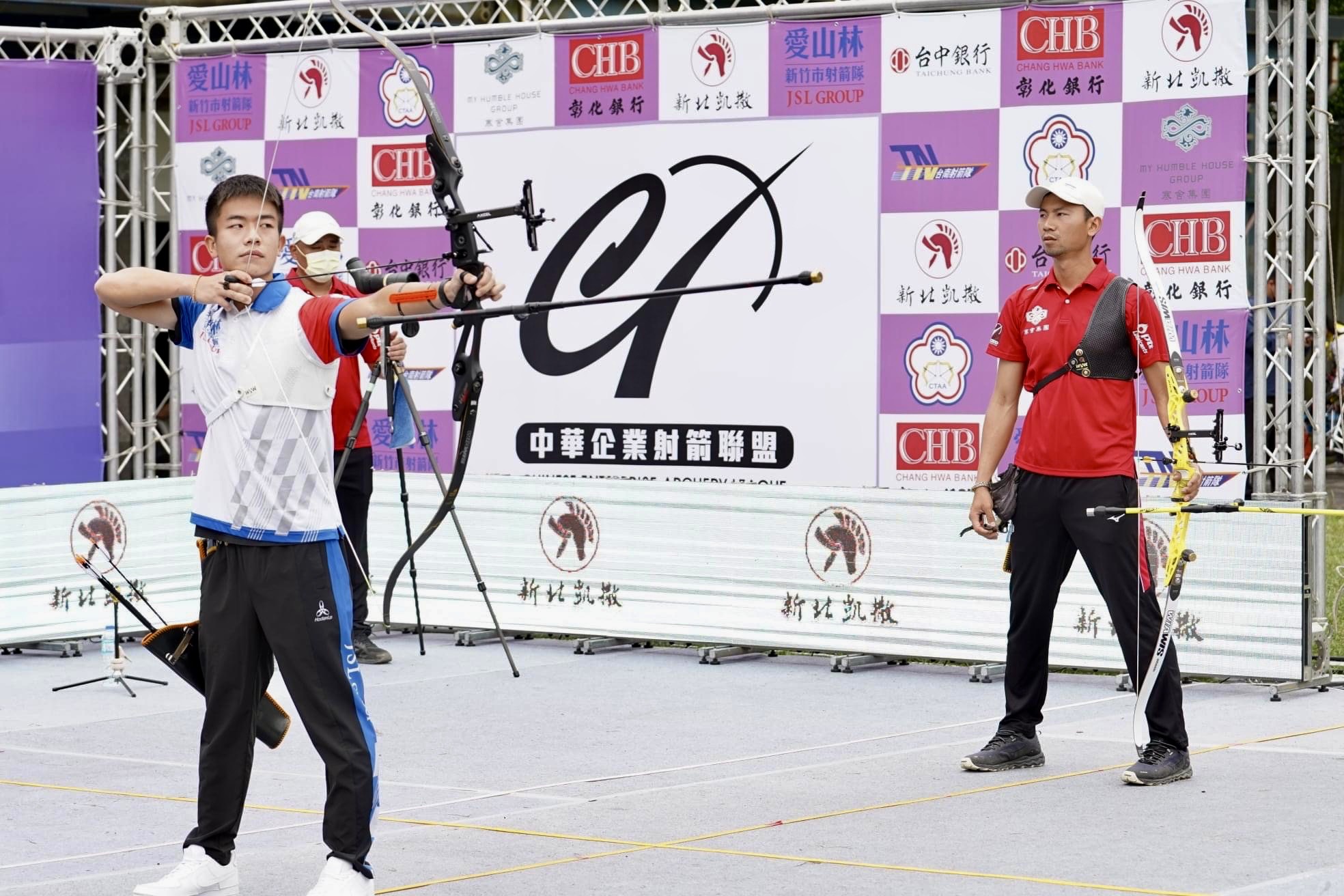 企業射箭聯賽開賽首戰由新竹市愛山林鄧宇成與寒舍集團魏均珩男單對決，最終由魏均珩拿下勝利。
