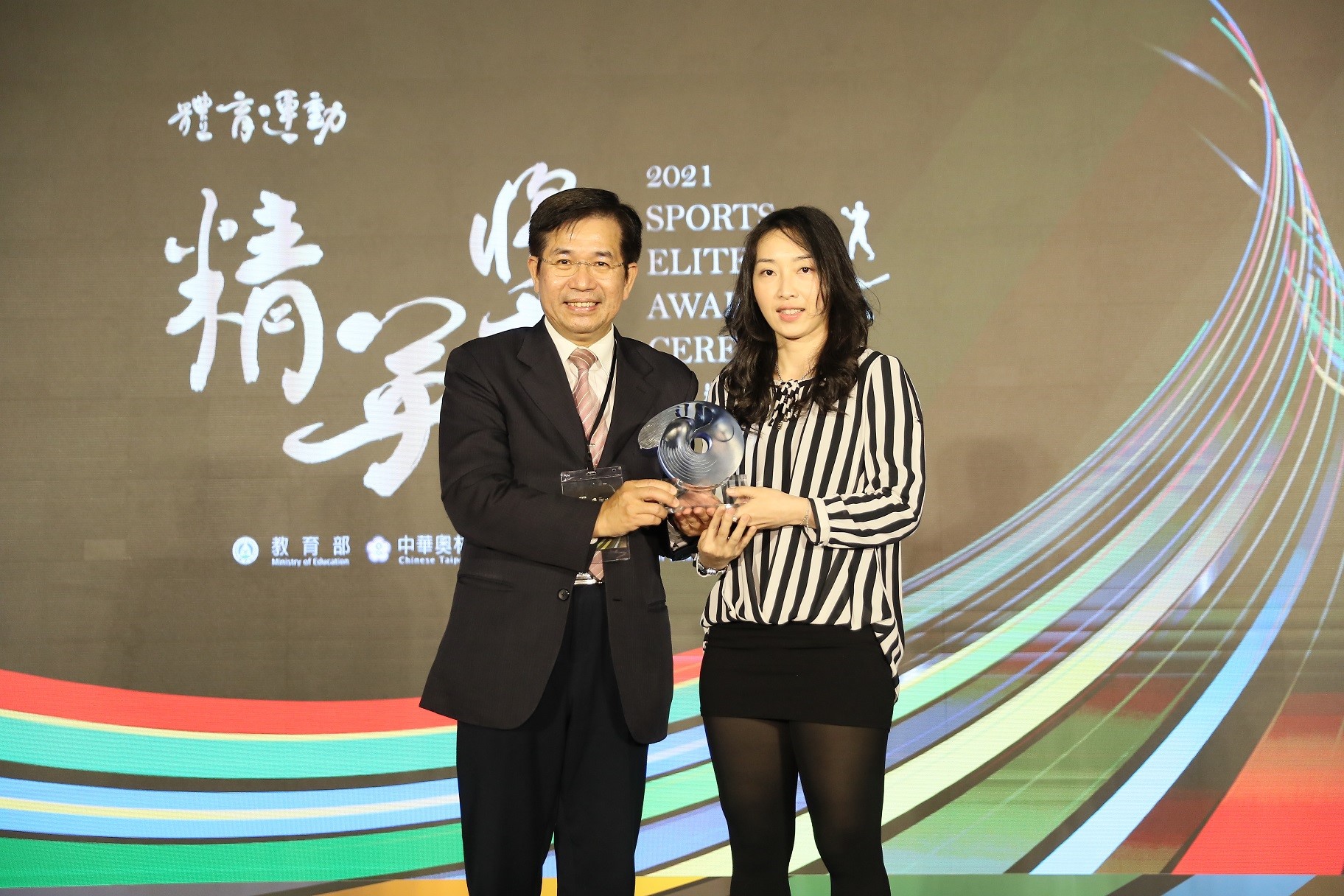 (圖)Minister Pan Wen-chung presented the Best Coach Award to Chen Hung-ling (accepted by his wife Huang Cheng-wei)