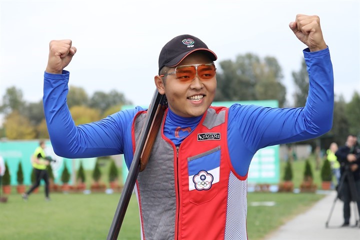 (圖)Yang Kun-pi in middle took bronze at the ISSF World Championships Shotgun 2022 and, in doing so, qualified for the 2024 Paris Olympics, becoming the first athlete from Taiwan to qualify.