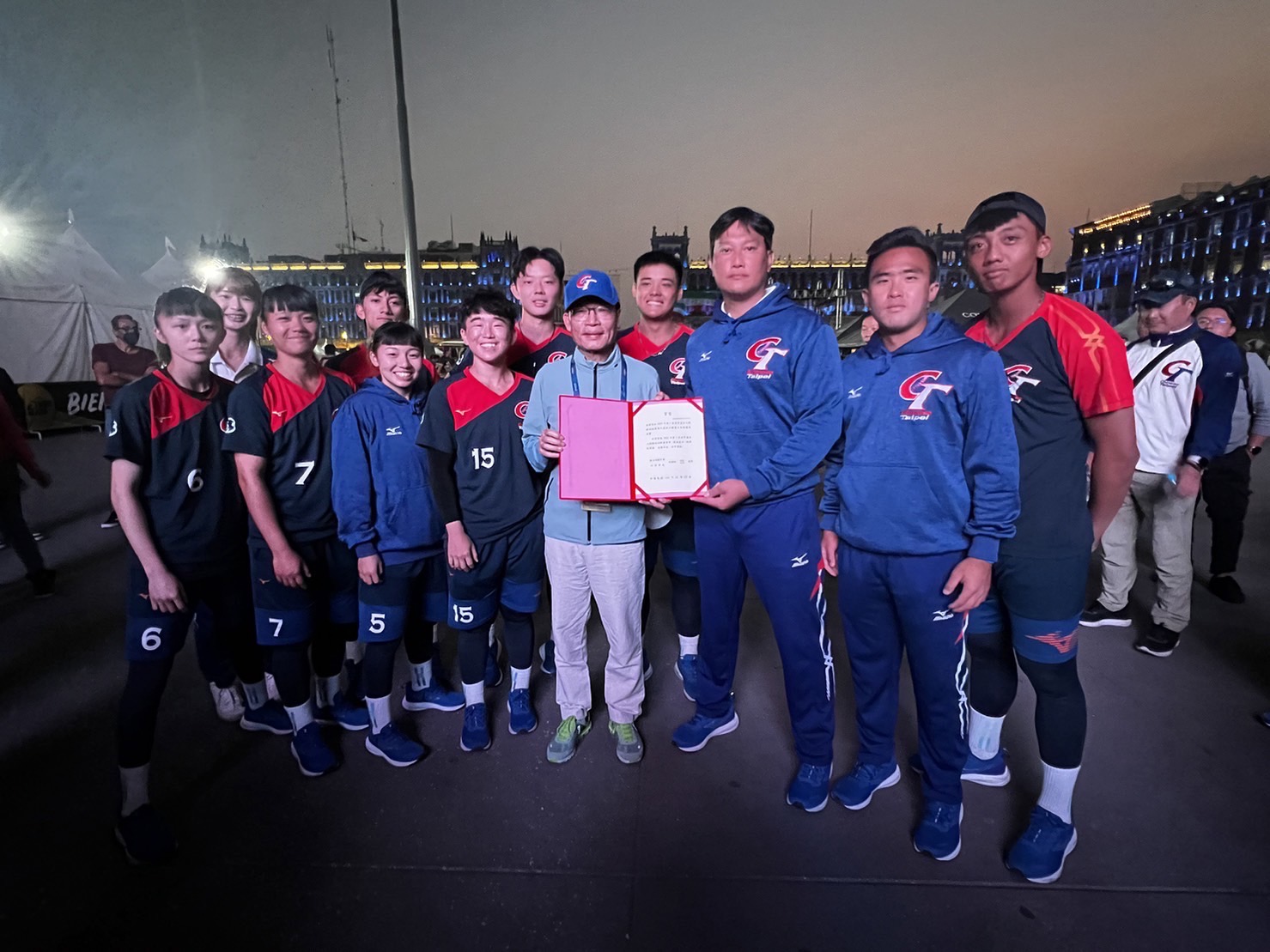 (圖)On behalf of the Ambassador to Mexico, the Director delivered a congratulatory message to the Taiwanese team in the Baseball 5 World Cup. (Photo provided by the Chinese Taipei Baseball Association)